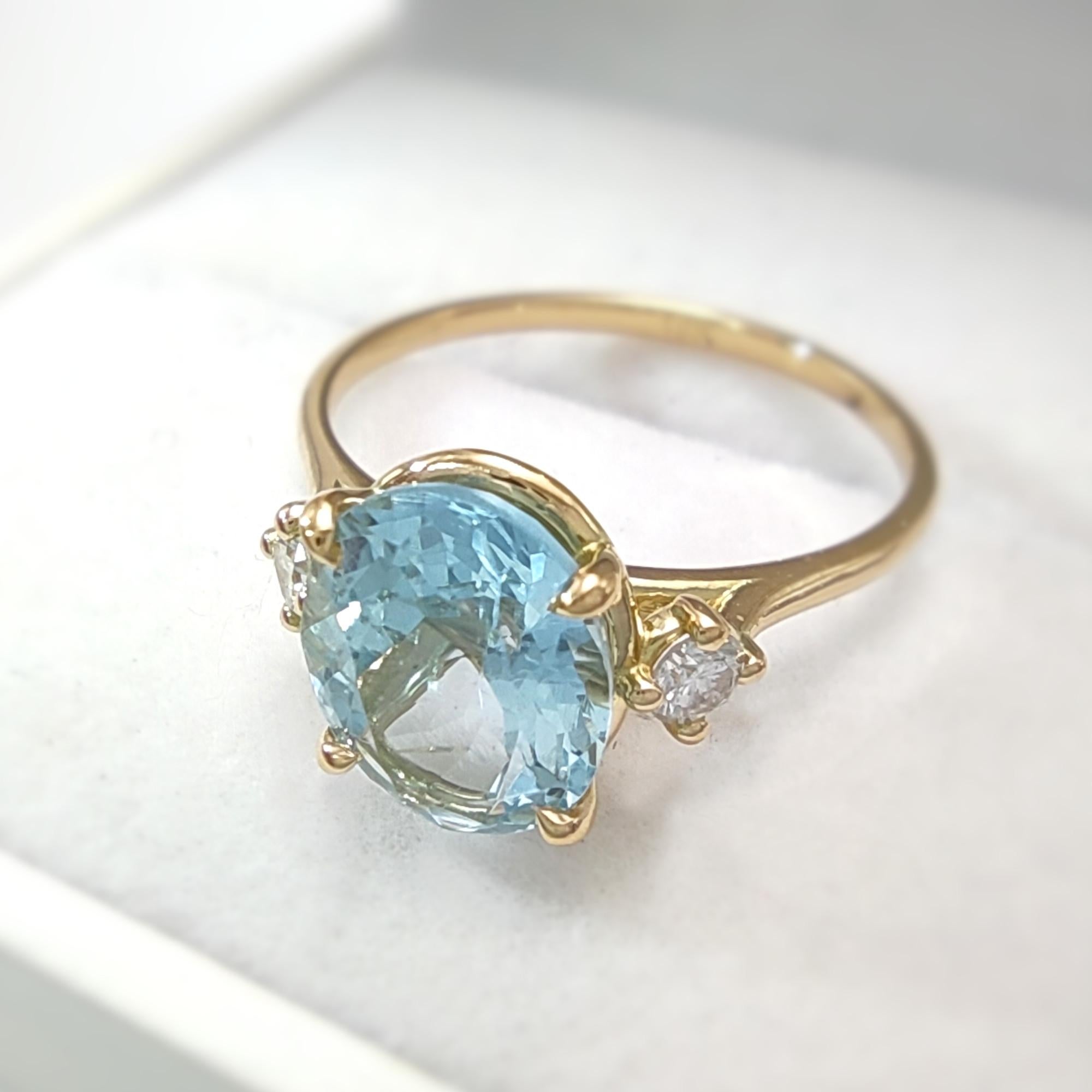 Contemporary 1.6ct Aquamarine & 0.13ct Diamonds in 18K Gold - Luxury Women's Ring For Sale