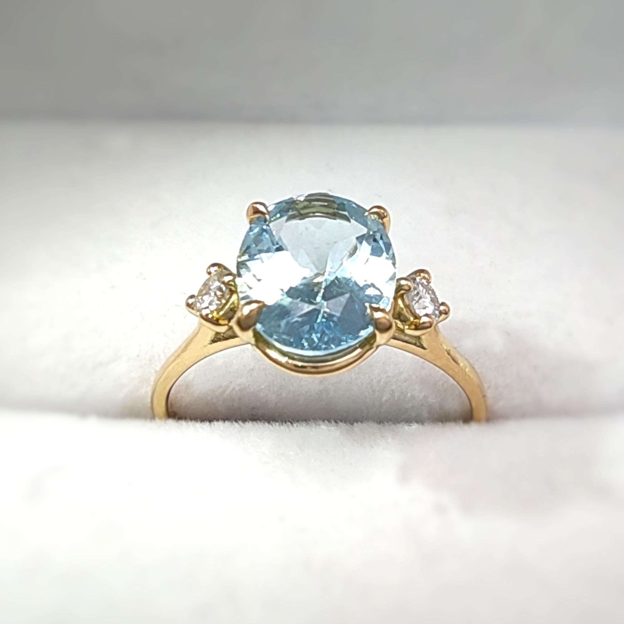 Taille ovale Aigue-marine 1,6 ct et diamants 0,13 ct en or 18 carats - Bague de luxe pour femme en vente