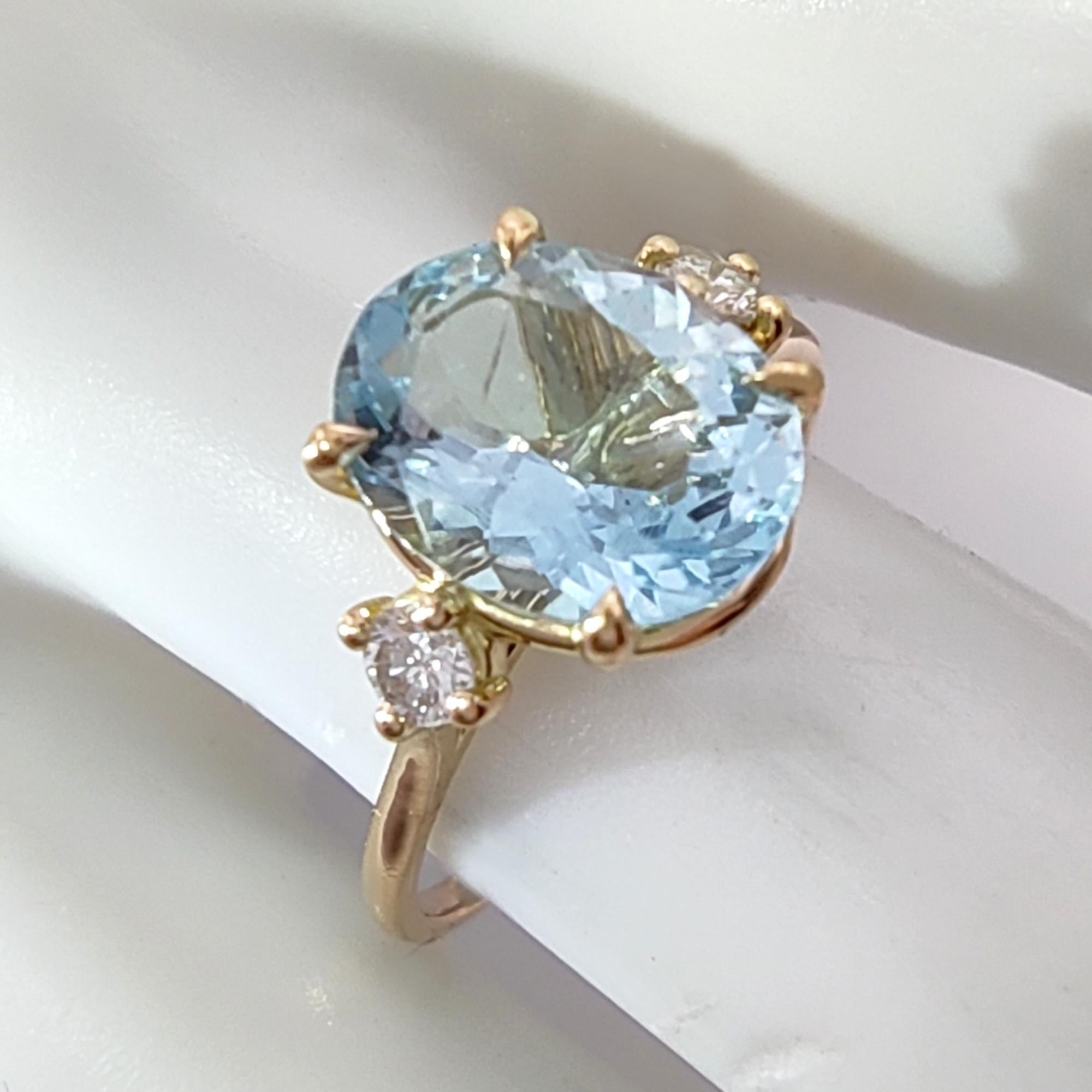 1.6ct Aquamarine & 0.13ct Diamonds in 18K Gold - Luxury Women's Ring In New Condition For Sale In MADRID, ES