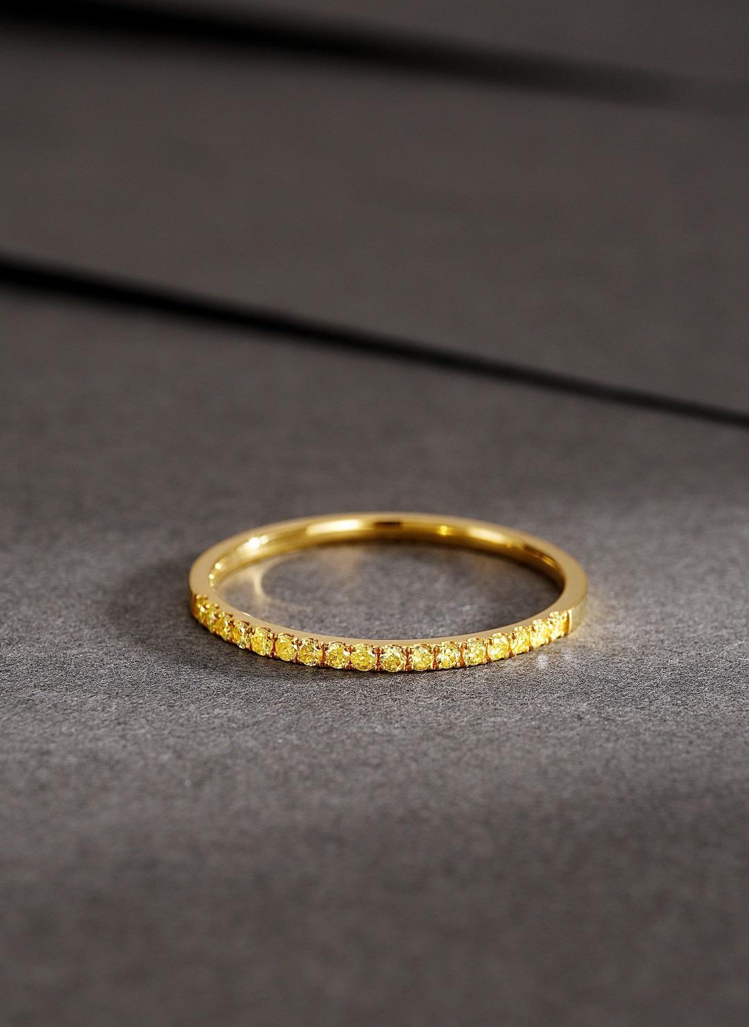 Modern 18K Gold Yellow Diamond Band Ring with Natural Diamonds For Sale