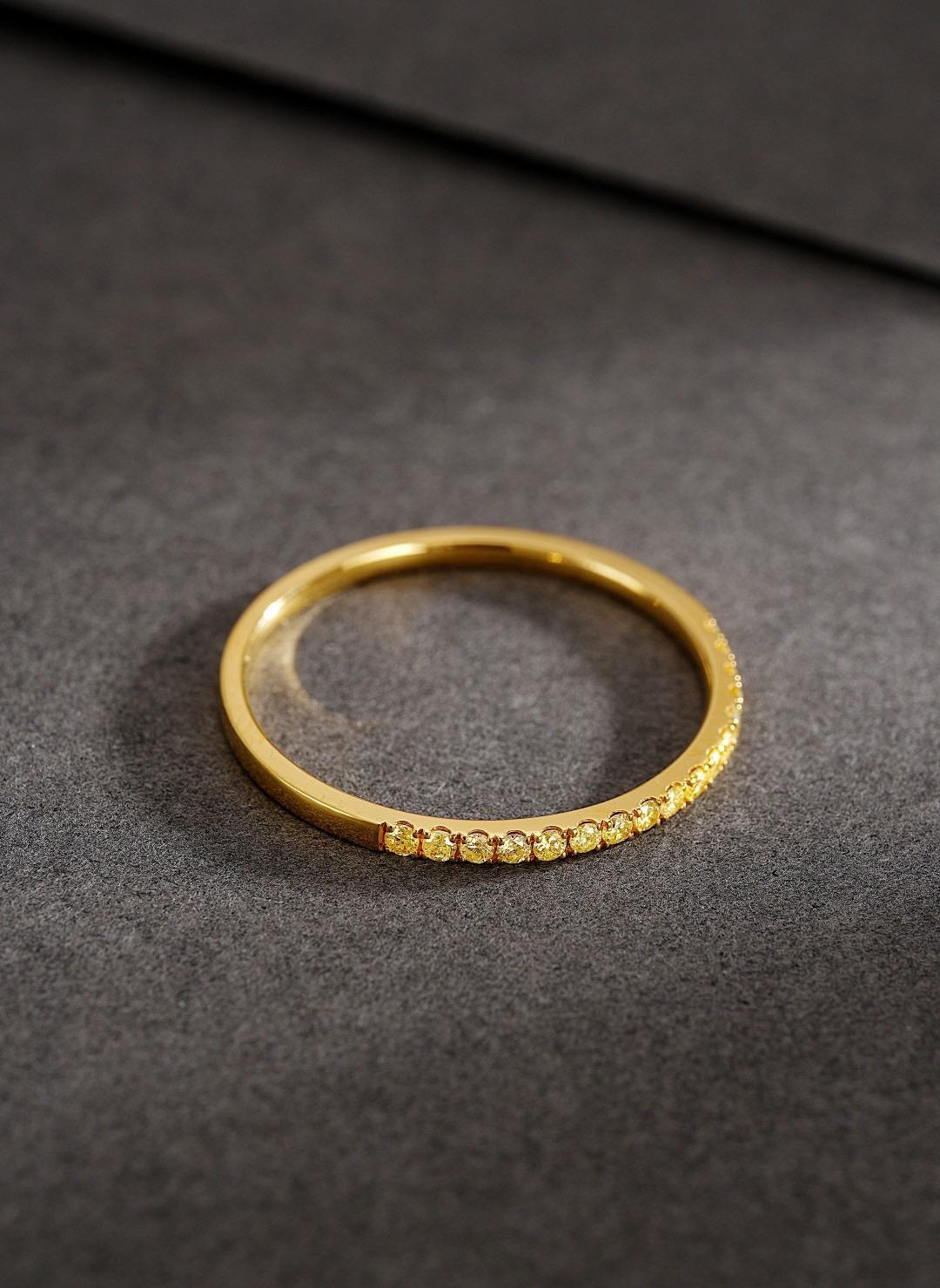 Women's 18K Gold Yellow Diamond Band Ring with Natural Diamonds For Sale
