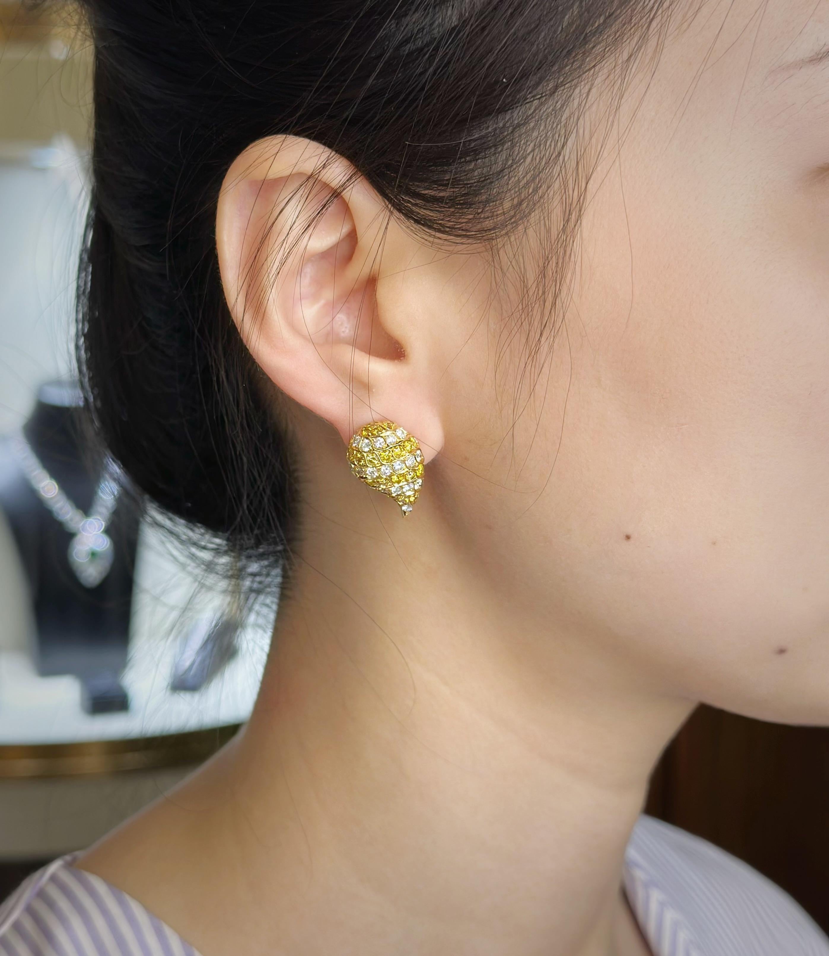 Orecchini con diamante giallo in oro 18 carati, GIA in vendita 4