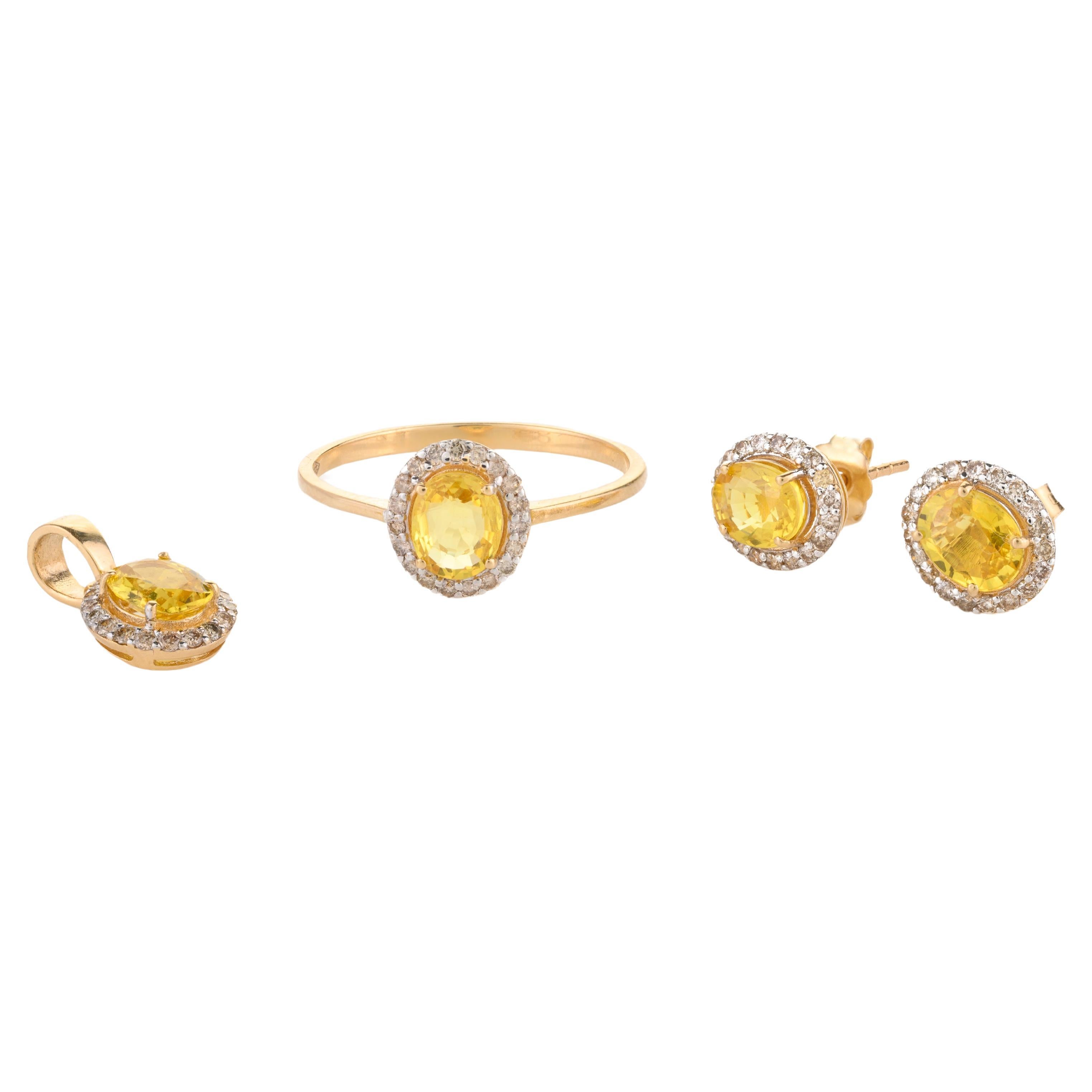 Ensemble bague, boucles d'oreilles et pendentifs en or 18 carats, saphir jaune et halo de diamants