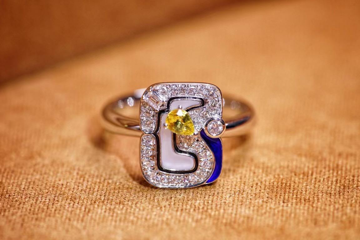 18K Gold Yellow Sapphire & Diamond Ring

1 Yellow sapphire - 0.165 CT
Natural Diamonds

Total Weight - 5.77 GM

The traditional Chinese pattern, symbolizing the phoenix.