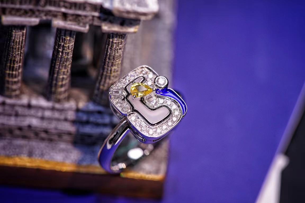 Modern 18K Gold Yellow Sapphire & Diamond Ring For Sale