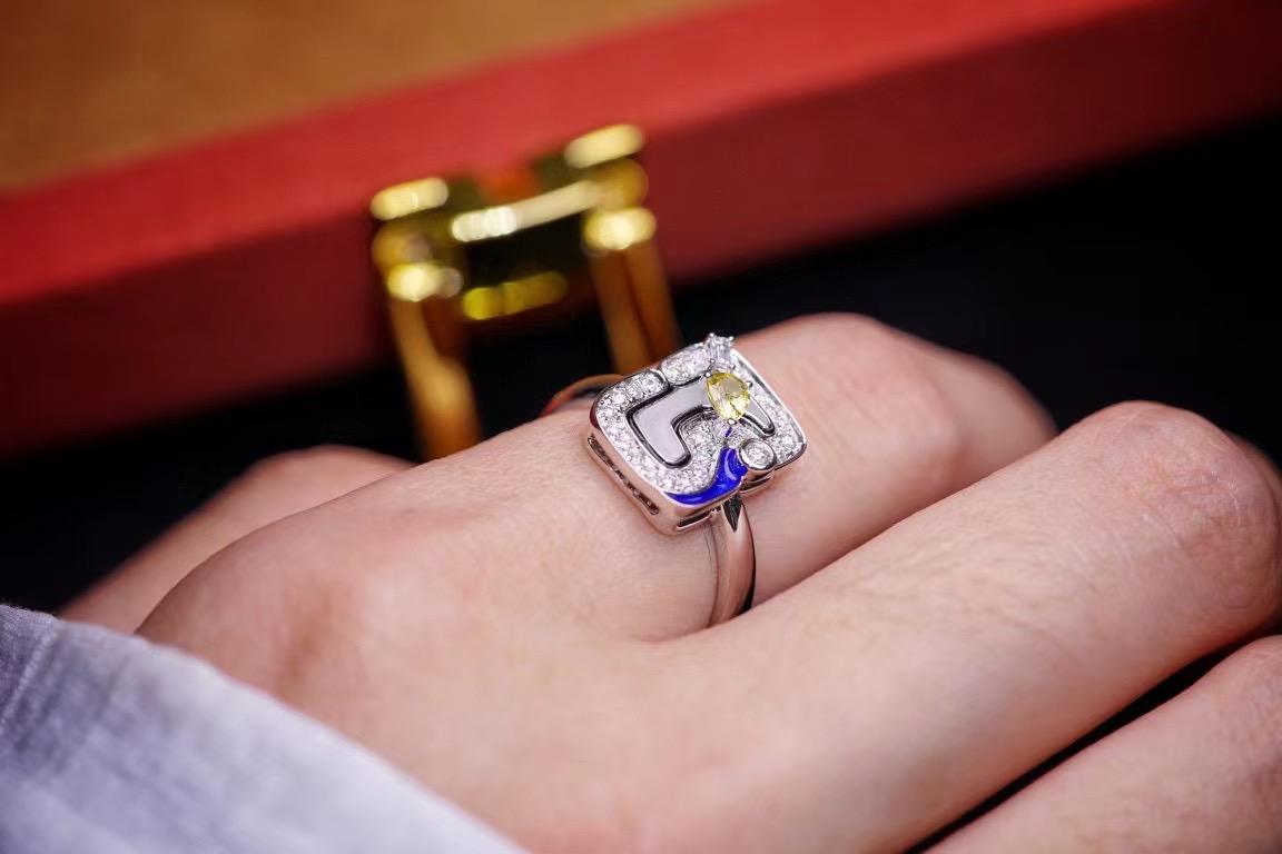 Women's or Men's 18K Gold Yellow Sapphire & Diamond Ring For Sale