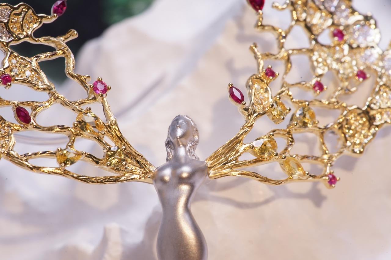 Broche en or jaune 18K avec saphir et rubis et diamants

69 Saphirs jaunes - 1.135 CT
33 diamants - 0,186 CT
15 Rubis - 0.589 CT

Broche artisanale hautement personnalisable

Cette broche exquise met en valeur le savoir-faire exceptionnel de son