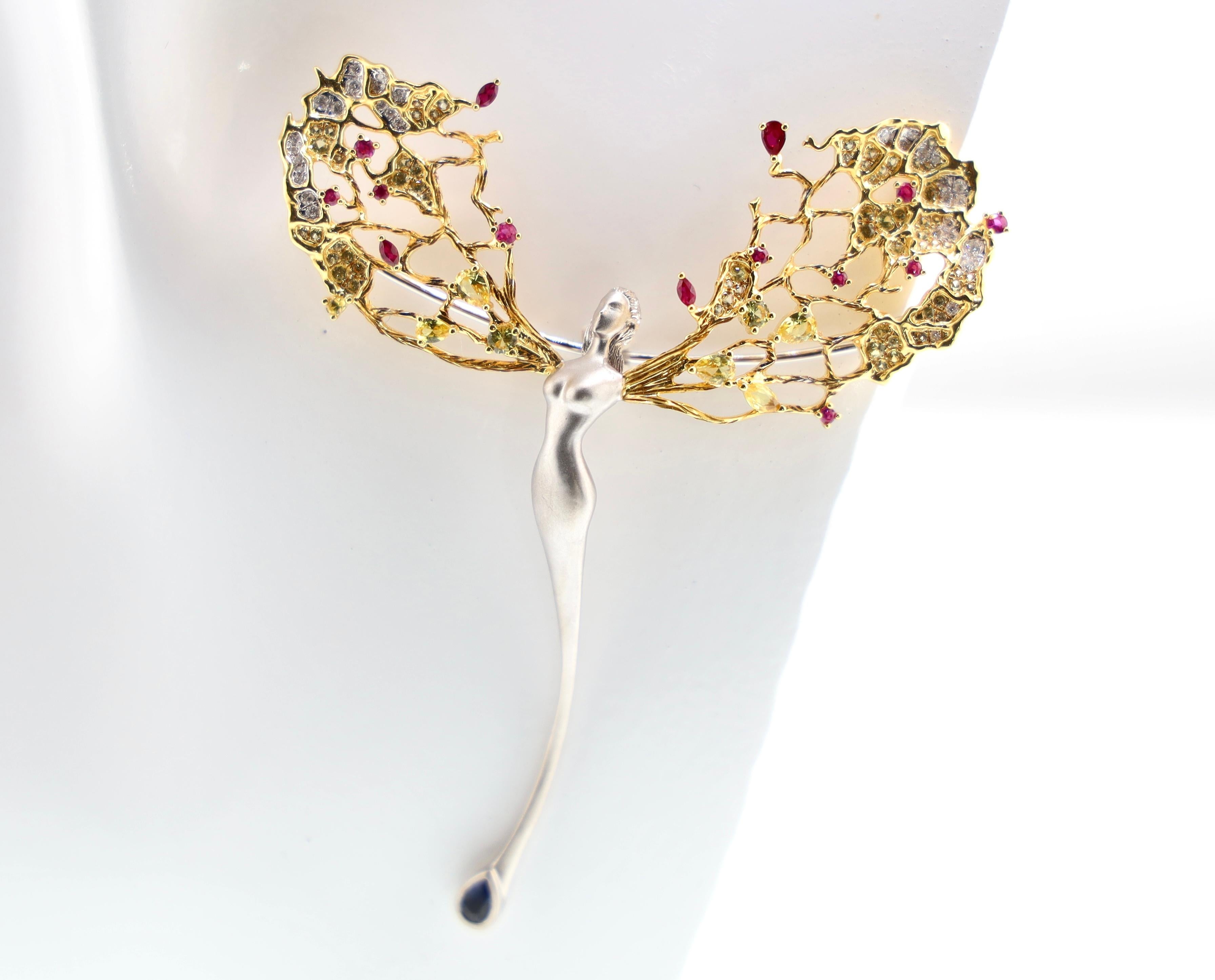 Broche en or jaune 18K avec saphir et rubis et diamants Neuf - En vente à Kowloon, HK