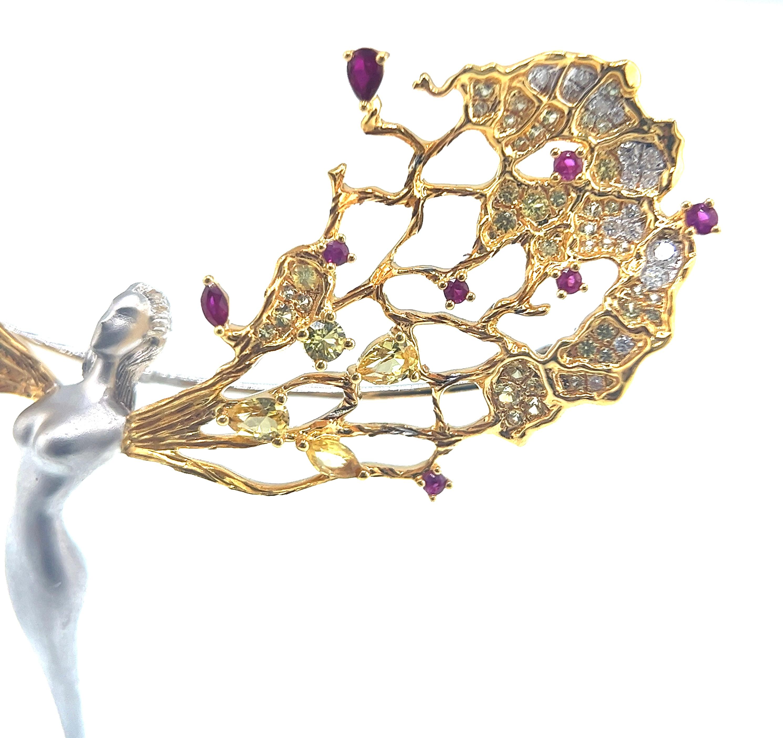 Broche en or jaune 18K avec saphir et rubis et diamants Unisexe en vente