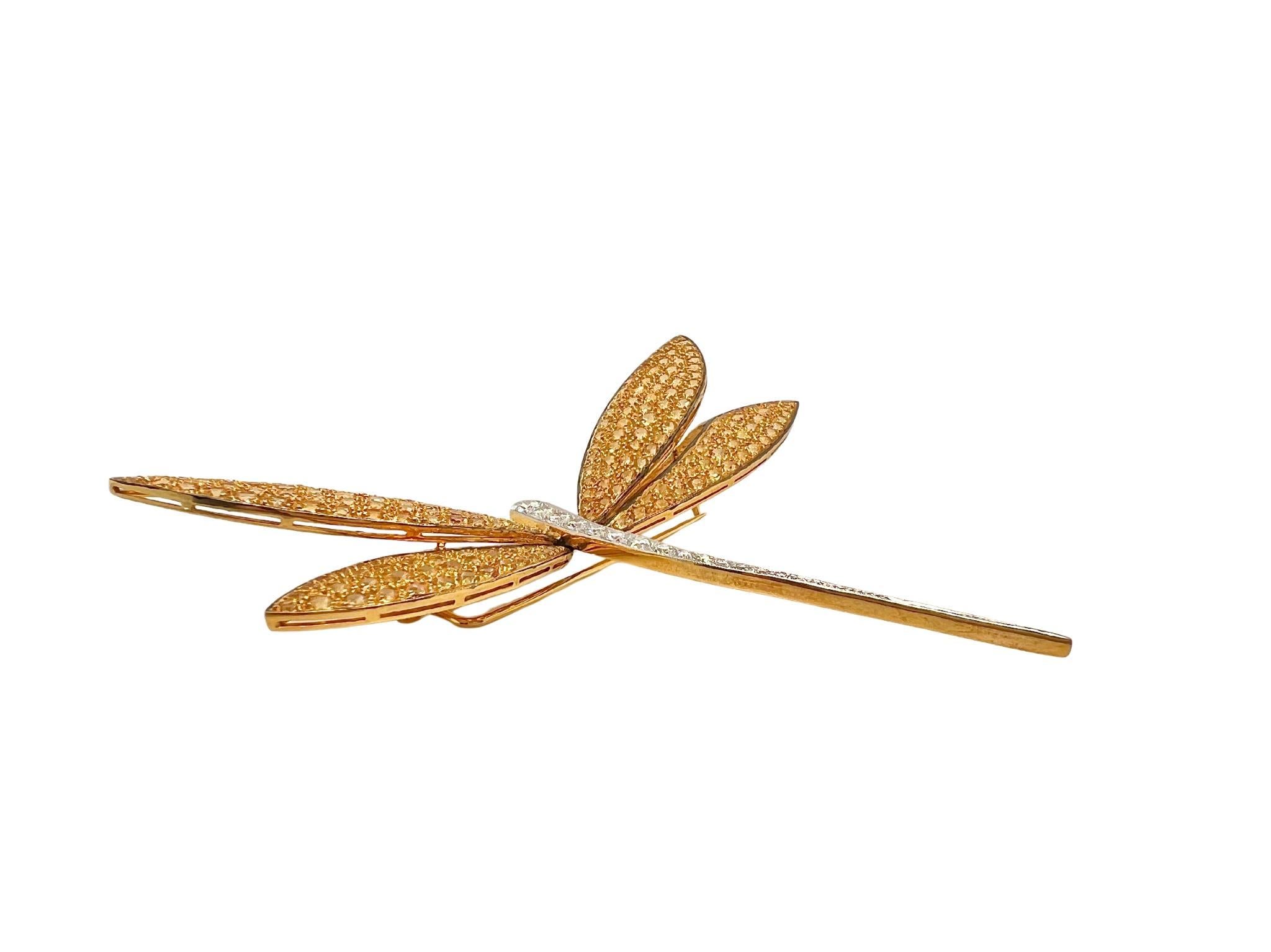 Spilla Dragonfly in oro giallo 18 carati con zaffiri e diamanti

Dettagli:
Con zaffiri gialli e diamanti.
Design: motivo a libellula
Spilla con 14 diamanti incastonati e ali di zaffiri gialli
Misure: 8,5 cm x 8,5 cm, lunghezza del corpo 6 cm,