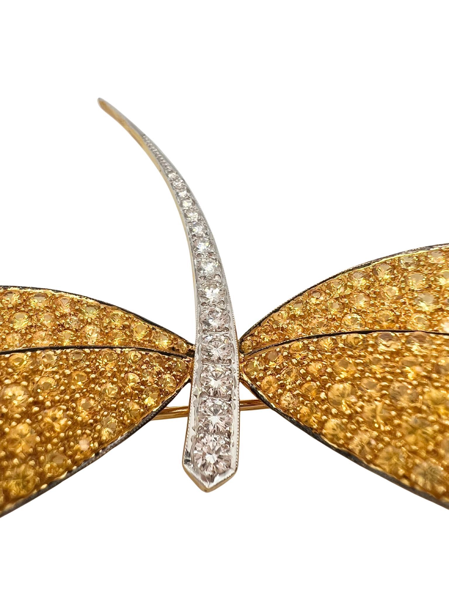 Taglio rotondo Spilla Dragonfly in oro giallo 18 carati con zaffiri e diamanti in vendita