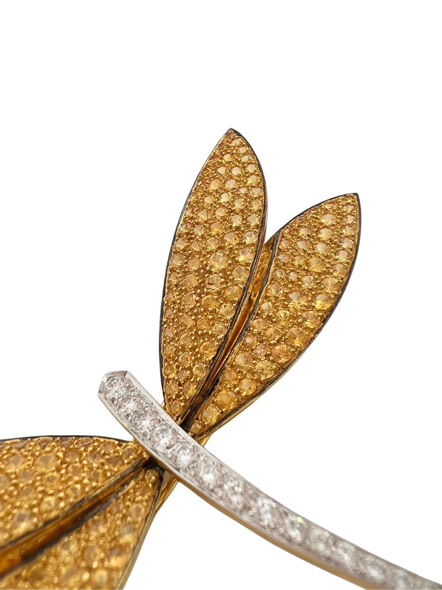 Spilla Dragonfly in oro giallo 18 carati con zaffiri e diamanti In condizioni ottime in vendita a New York, NY