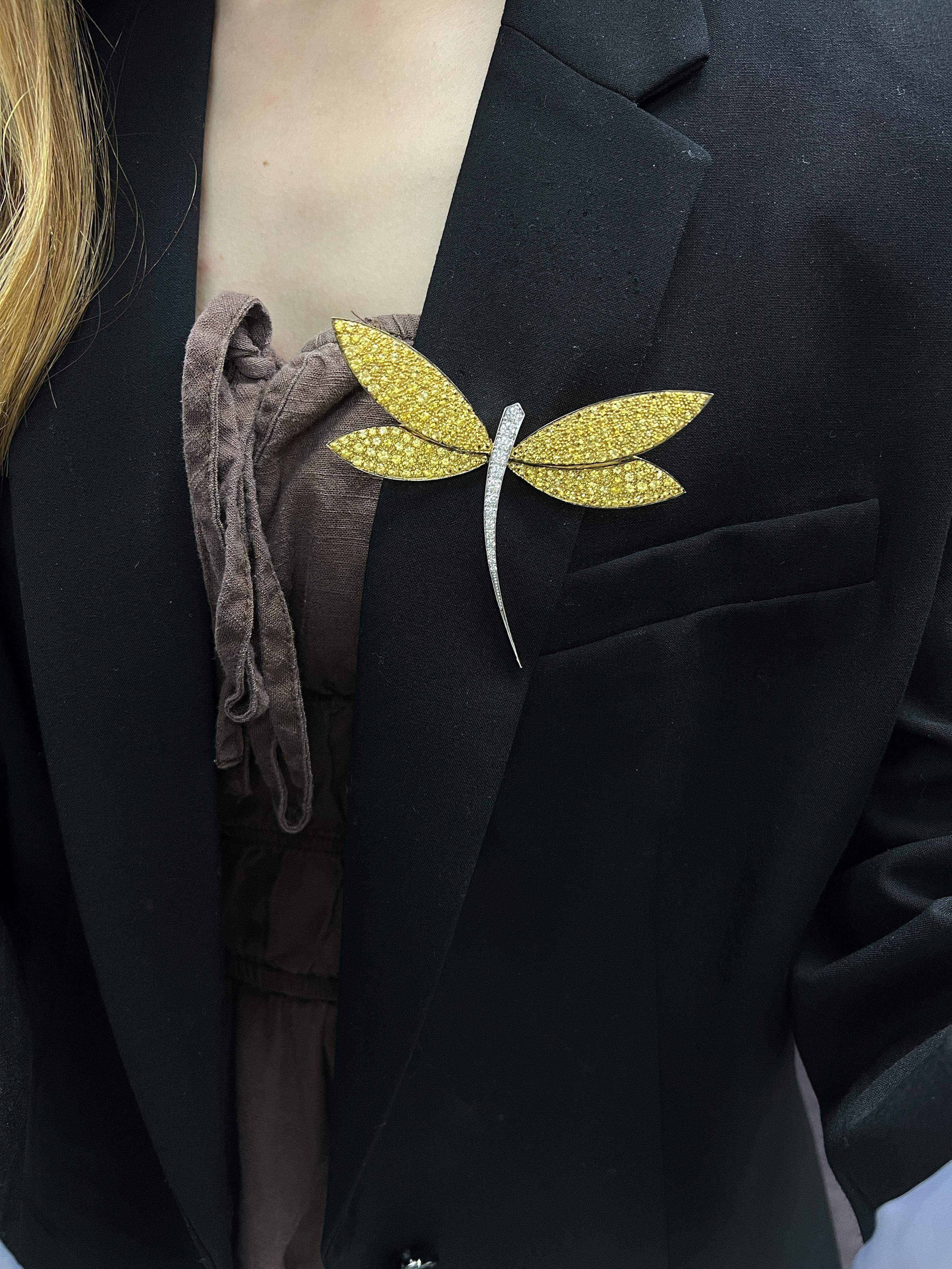 Donna Spilla Dragonfly in oro giallo 18 carati con zaffiri e diamanti in vendita