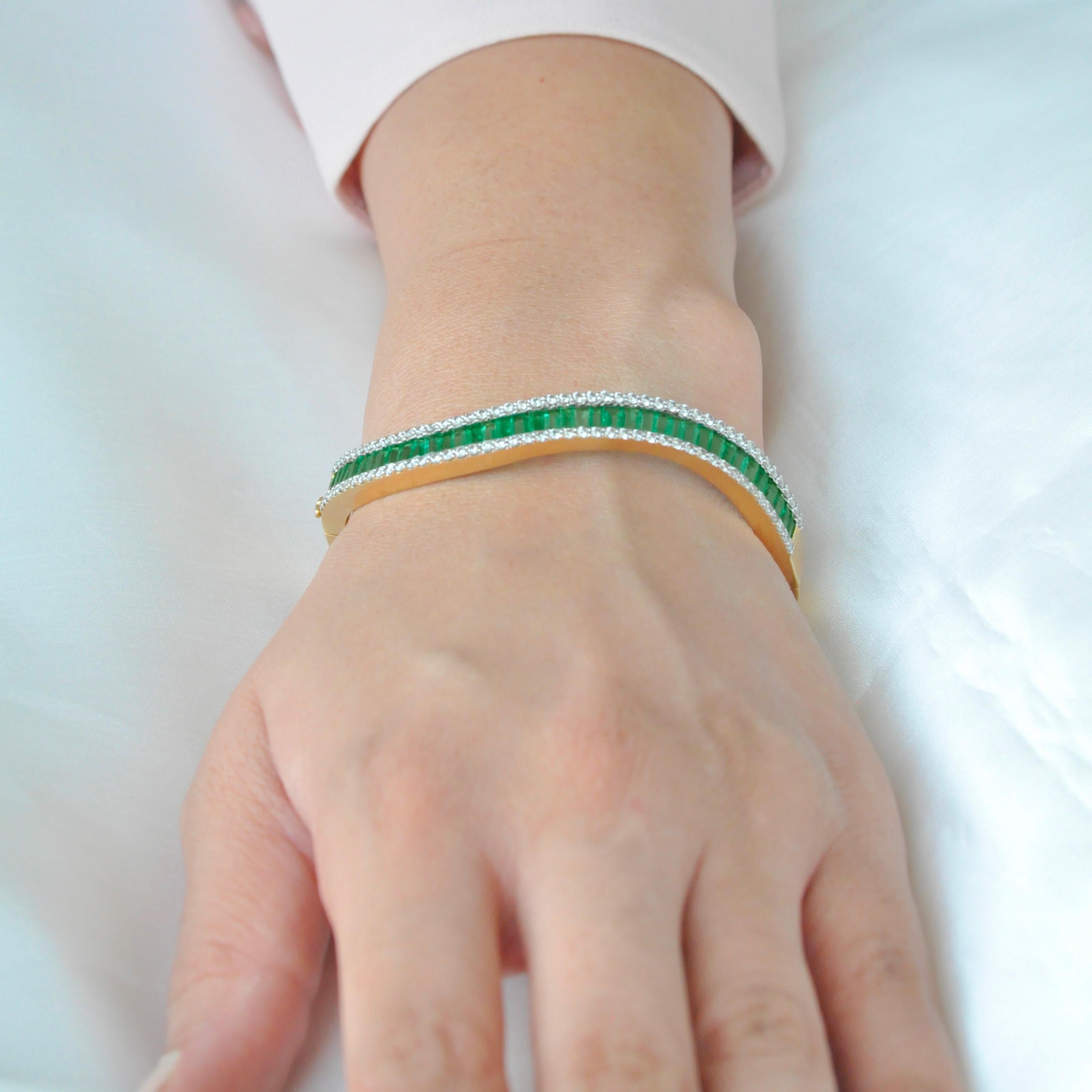 18 Karat Gold Sambisches Smaragd Baguettes Diamant Wave Manschettenarmband (Zeitgenössisch)