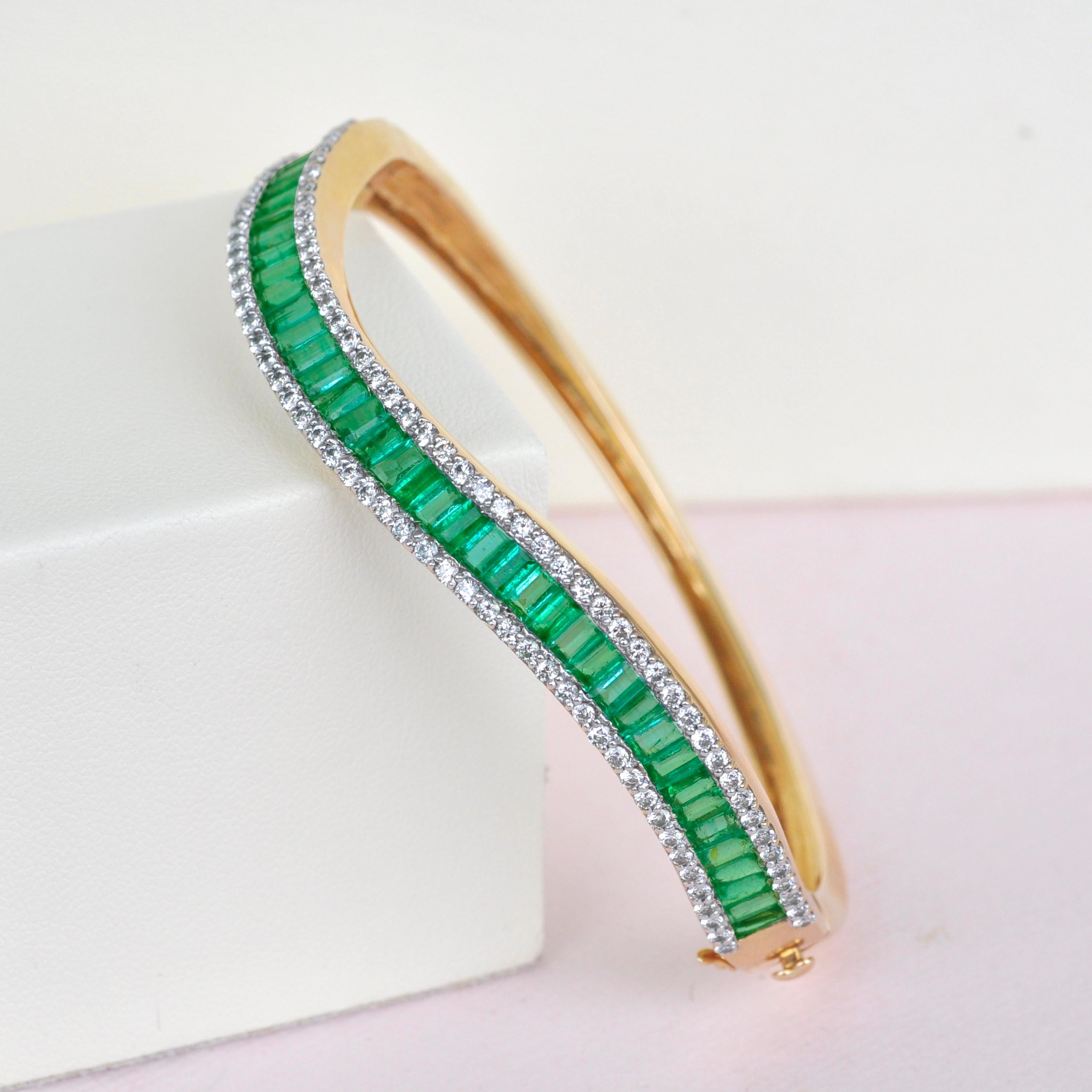 18 Karat Gold Sambisches Smaragd Baguettes Diamant Wave Manschettenarmband (Baguetteschliff)
