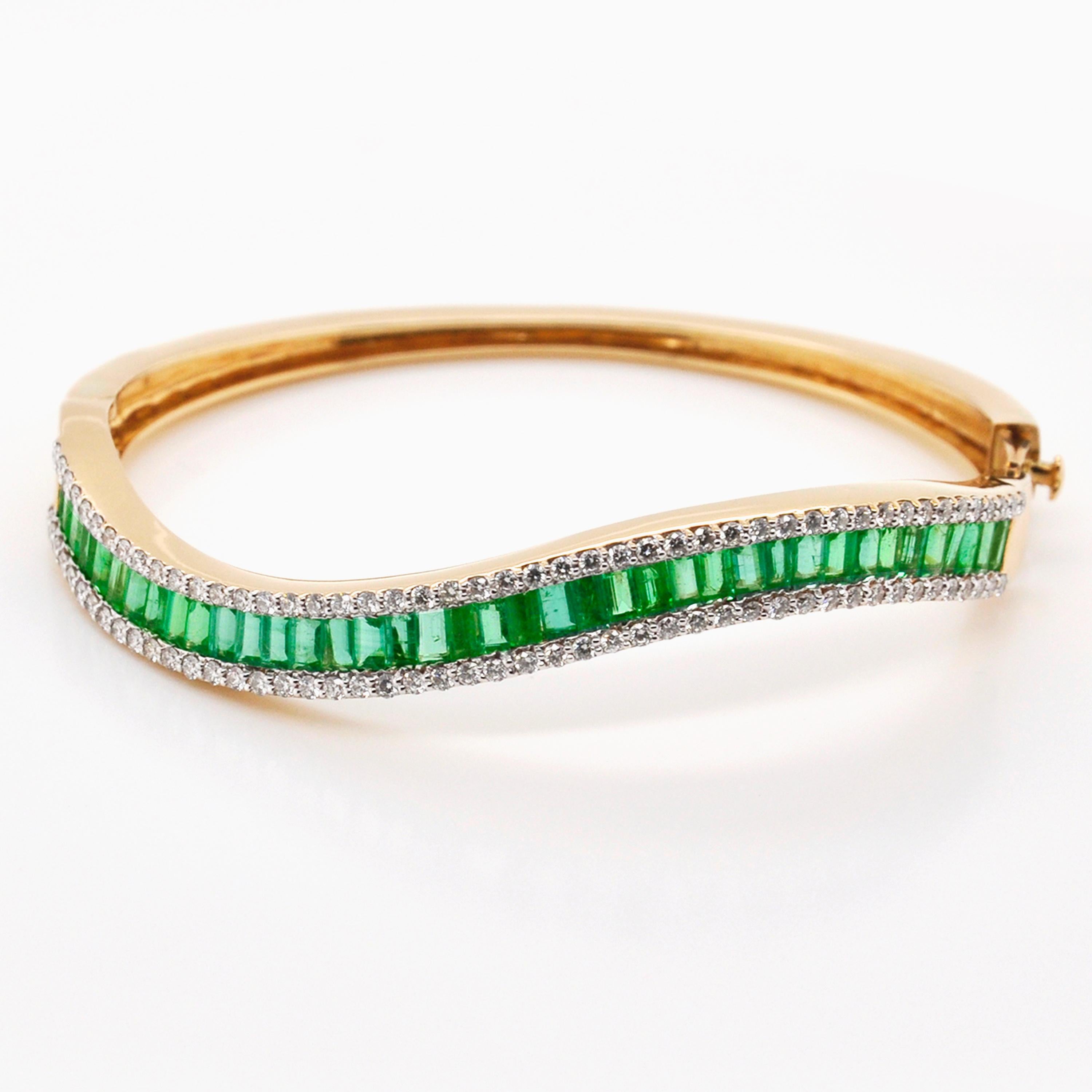 18 Karat Gold Sambisches Smaragd Baguettes Diamant Wave Manschettenarmband im Zustand „Neu“ in Jaipur, Rajasthan