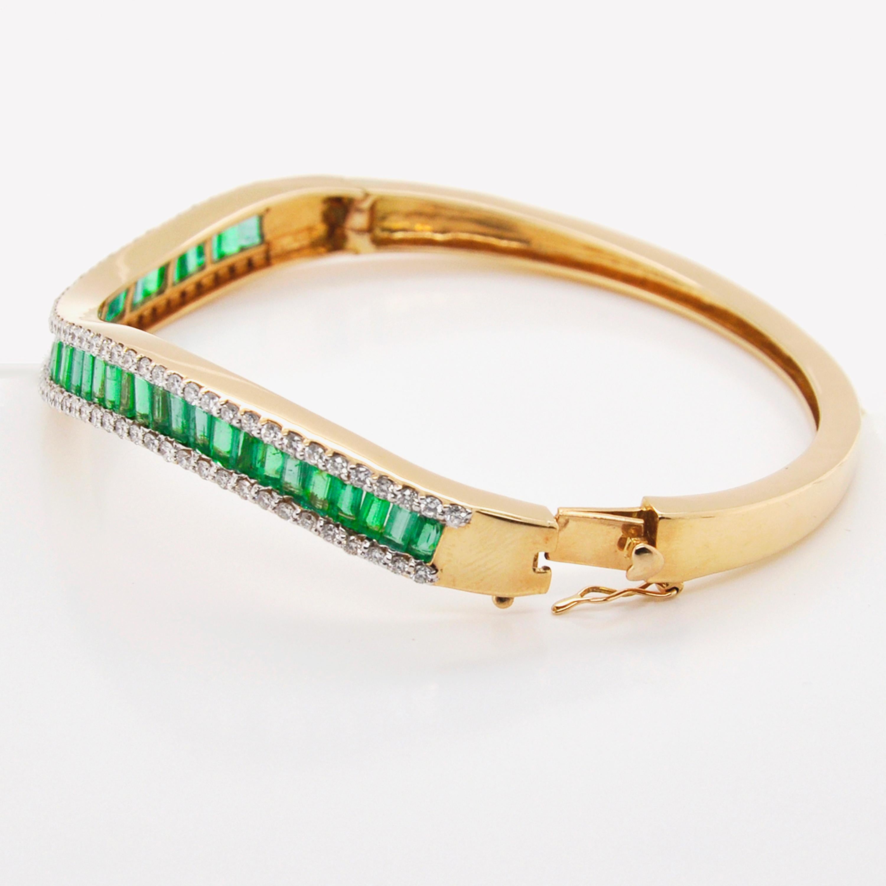 18 Karat Gold Sambisches Smaragd Baguettes Diamant Wave Manschettenarmband Damen