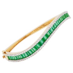 Bracelet manchette vague en or 18 carats avec émeraudes de Zambie et diamants baguettes