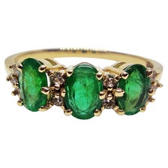 18K Gold Zambian Emerald Diamond Ring 1.85 Carat Emerald 0.15 Ct G VS Diamond