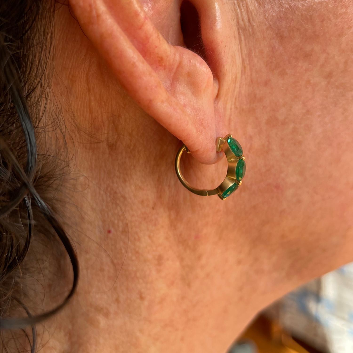 18k Gold & Zambian Emerald Huggy Earring In New Condition For Sale In Eugene, OR