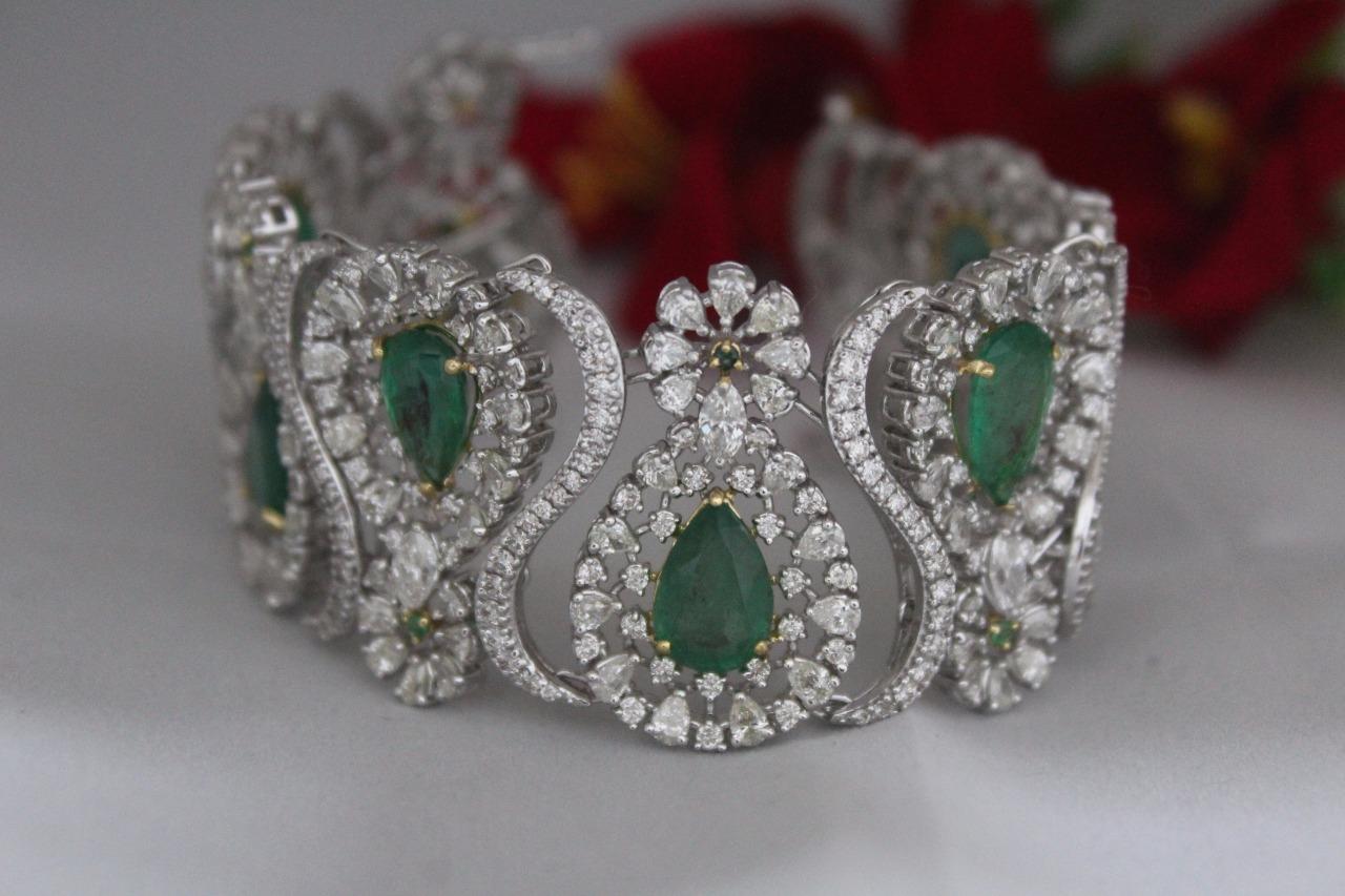 Contemporary 18k Gold Zambian Emerald Diamond Bracelet