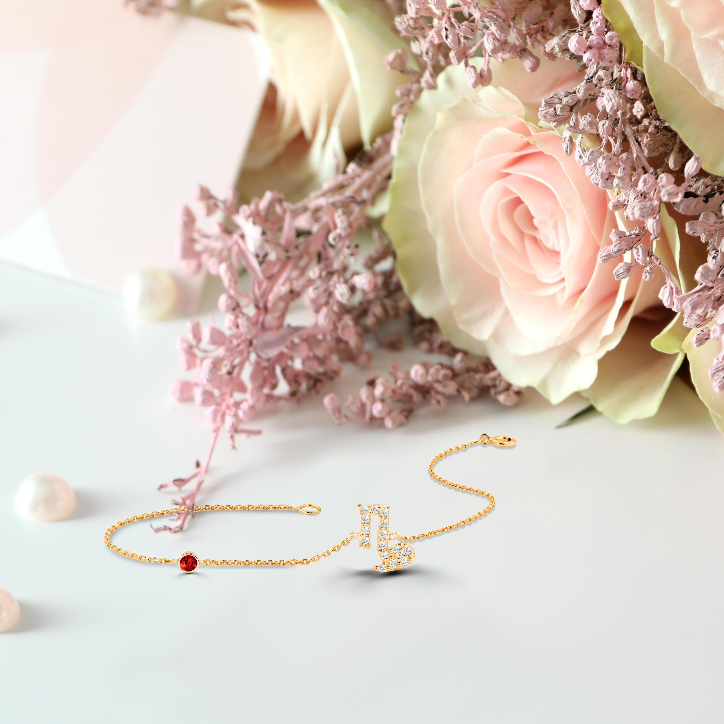 Bracelet zodiaque Capricorn en or 18 carats avec rubis, émeraudes et saphirs 0,23 carat Neuf - En vente à Bangkok, TH