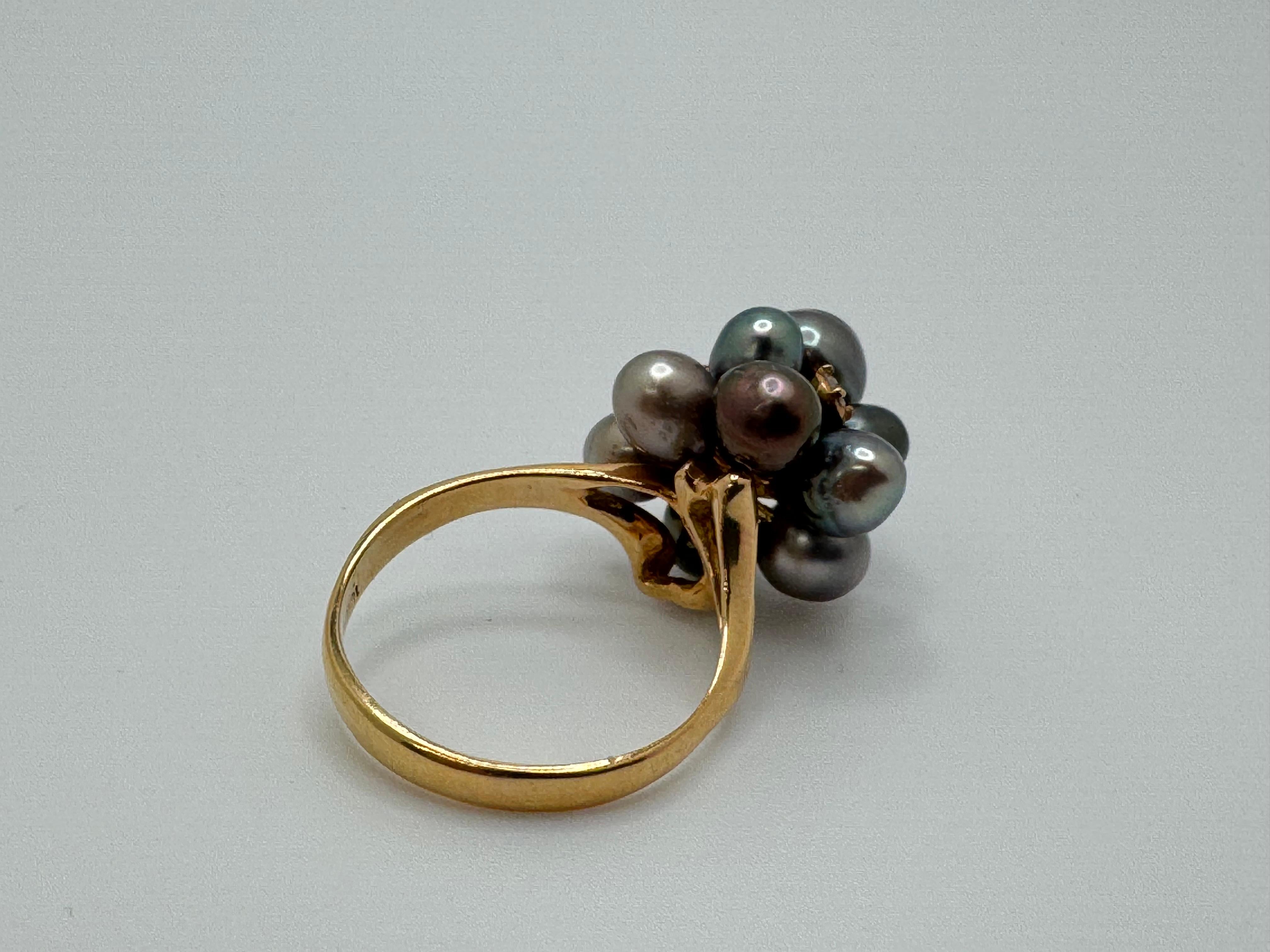 Anello cocktail con perle grigie e diamanti 18 carati in vendita 3