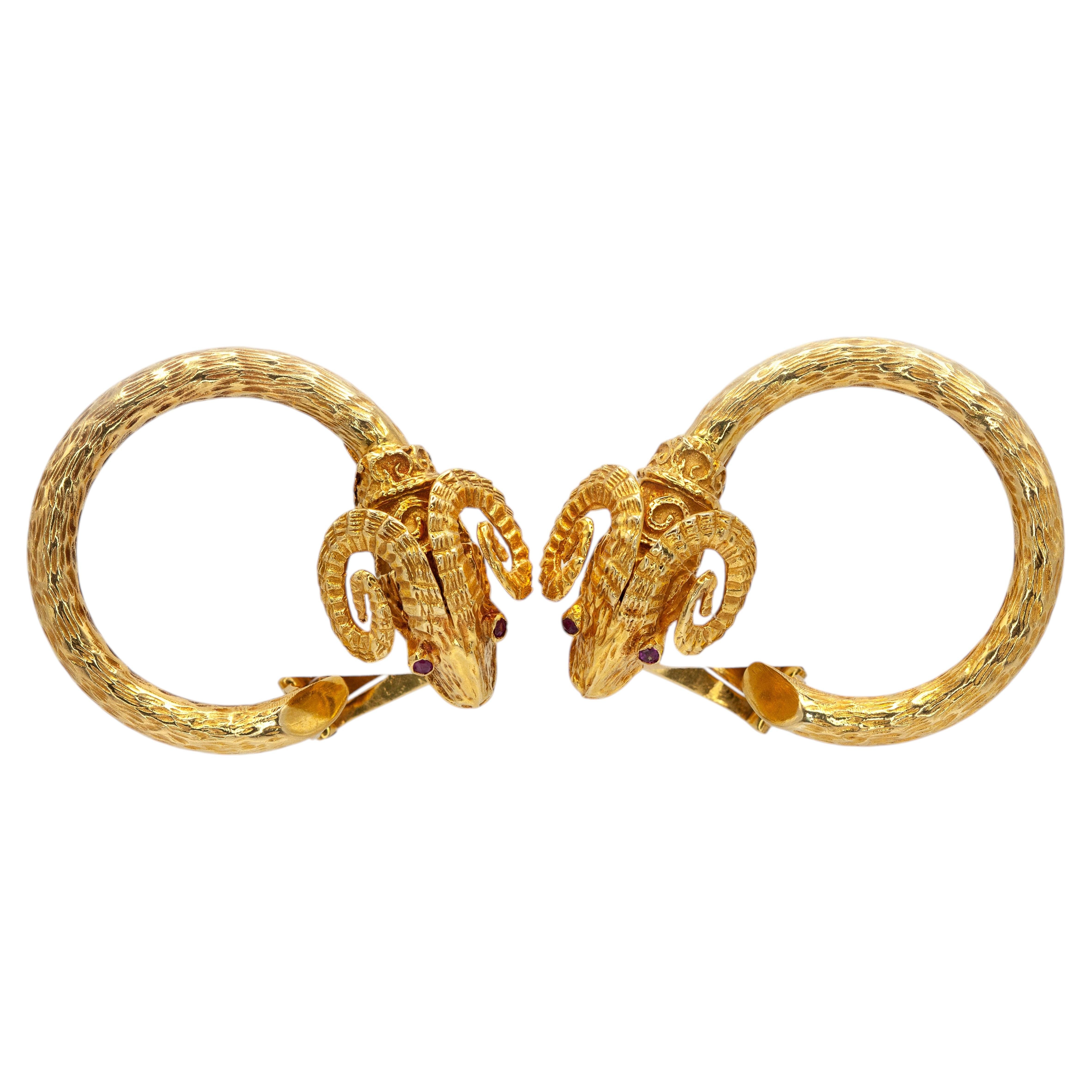 Pendientes de aro de oro amarillo griego de 18 quilates con cabeza de carnero y rubí en venta