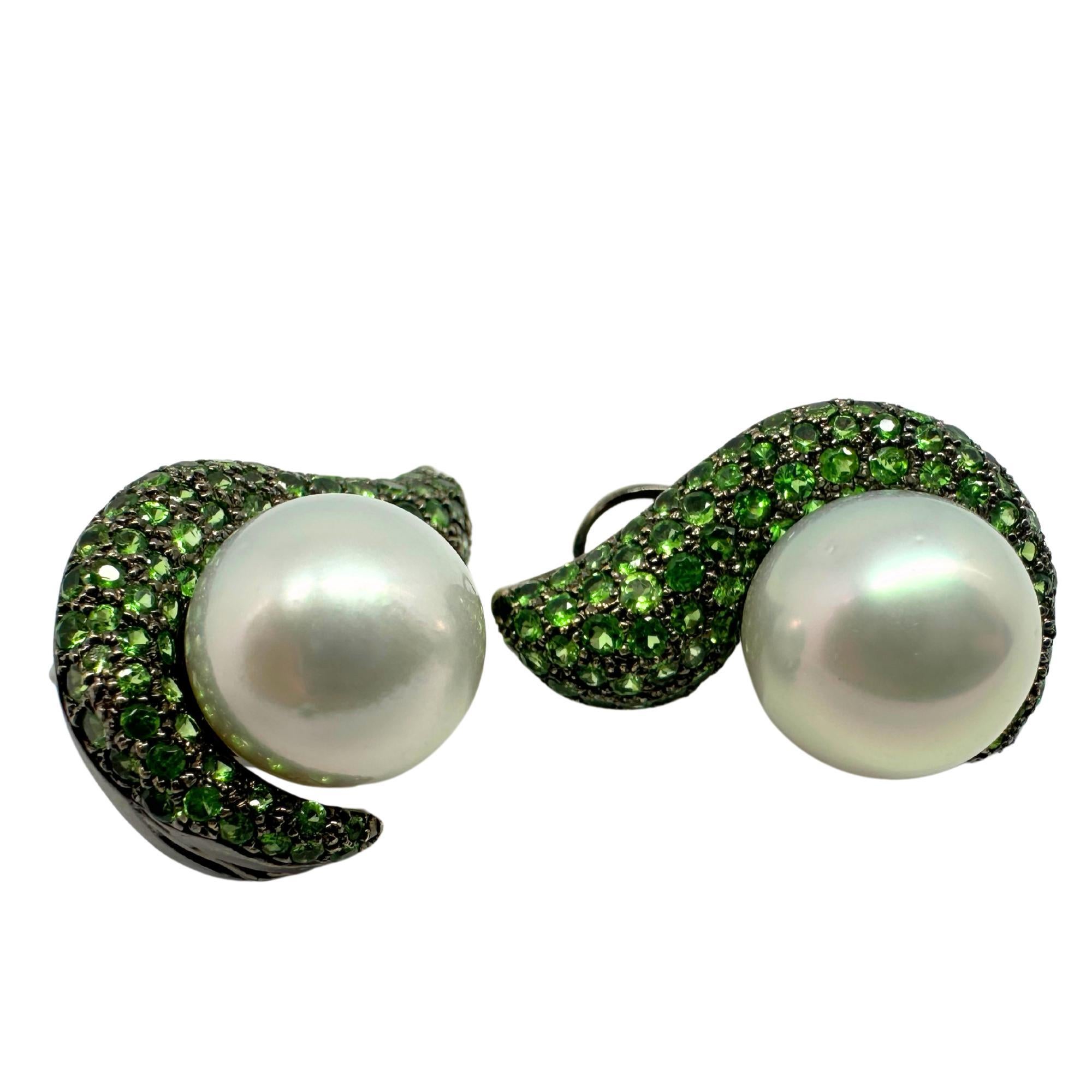 Questi orecchini in oro 18 carati con granato verde e perle sono caratterizzati da bellissimi e vibranti granati verdi per un totale di 5,33 carati, incastonati in oro 18 carati. Con una lunghezza di 1,25 pollici e un peso di 27,4 grammi, questi