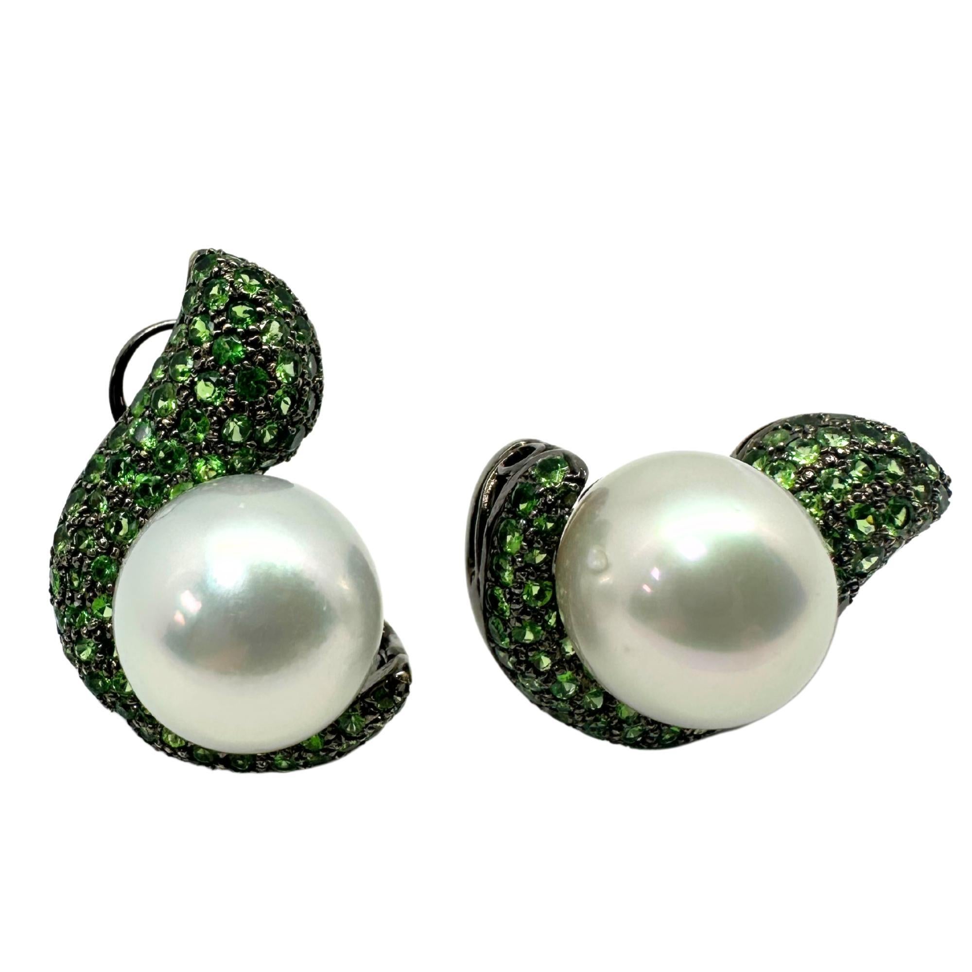 Taglio rotondo Orecchini con perle e granato verde 18k in vendita