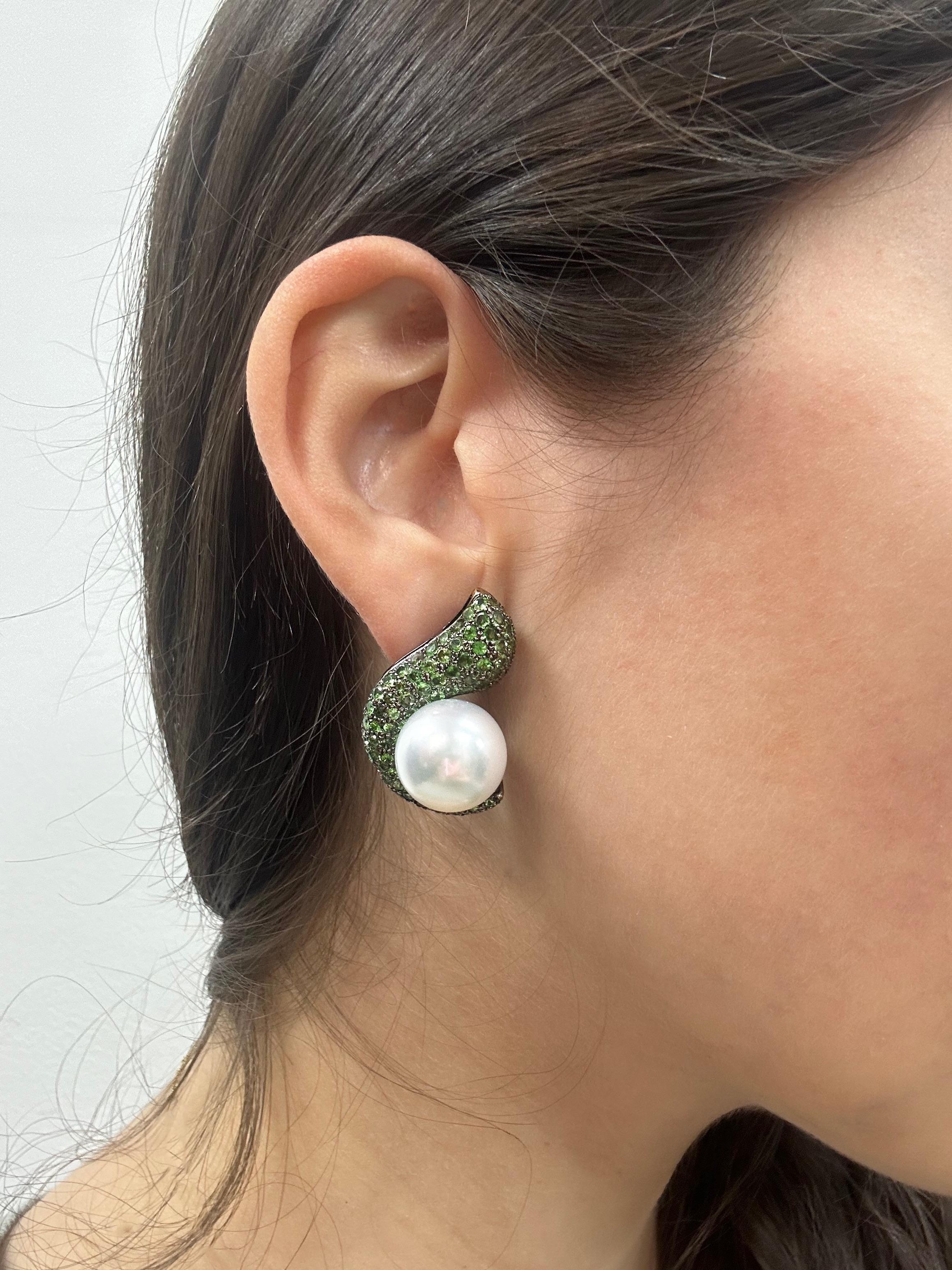 Orecchini con perle e granato verde 18k In condizioni buone in vendita a New York, NY