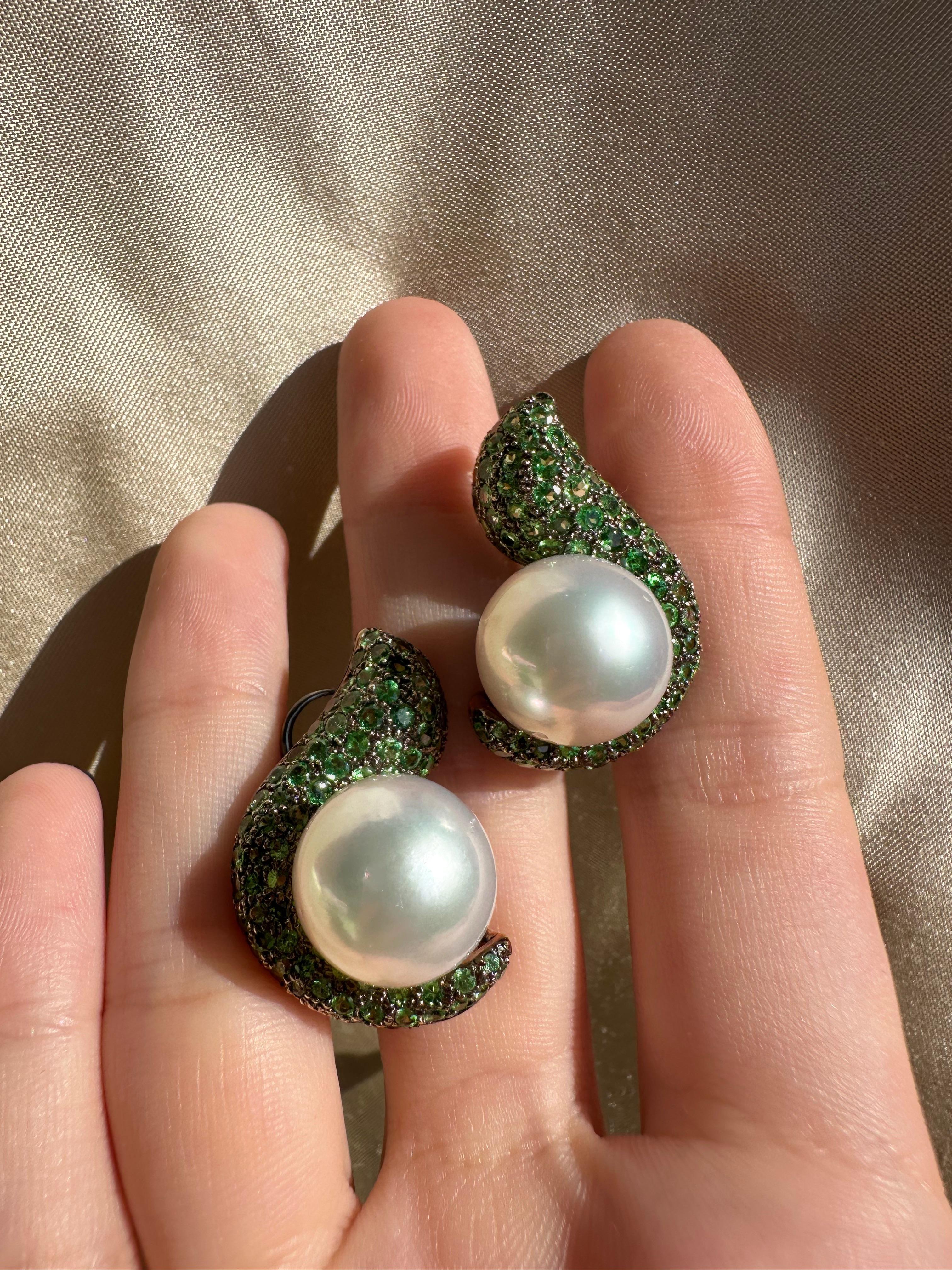 Donna Orecchini con perle e granato verde 18k in vendita