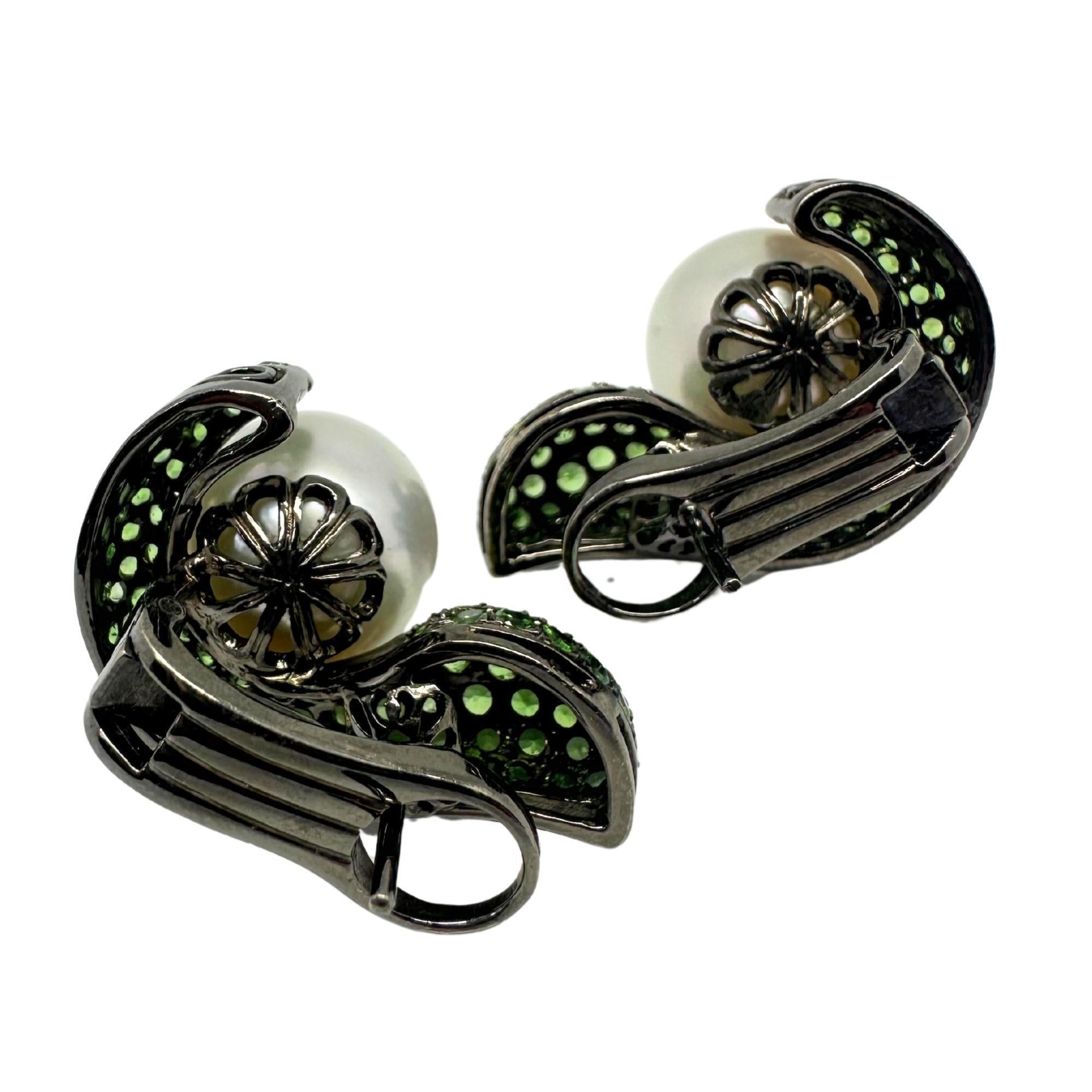 Orecchini con perle e granato verde 18k in vendita 1