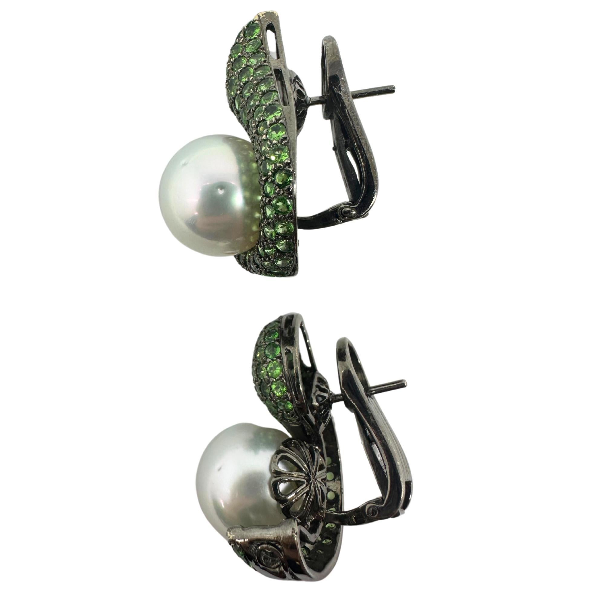 Orecchini con perle e granato verde 18k in vendita 3