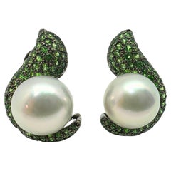 Pendientes de granate verde y perla de 18k