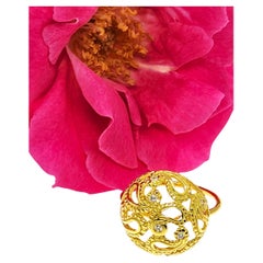 Bague en or vert 18 carats à motif cachemire ajouré et dôme rose avec 8 diamants éblouissants