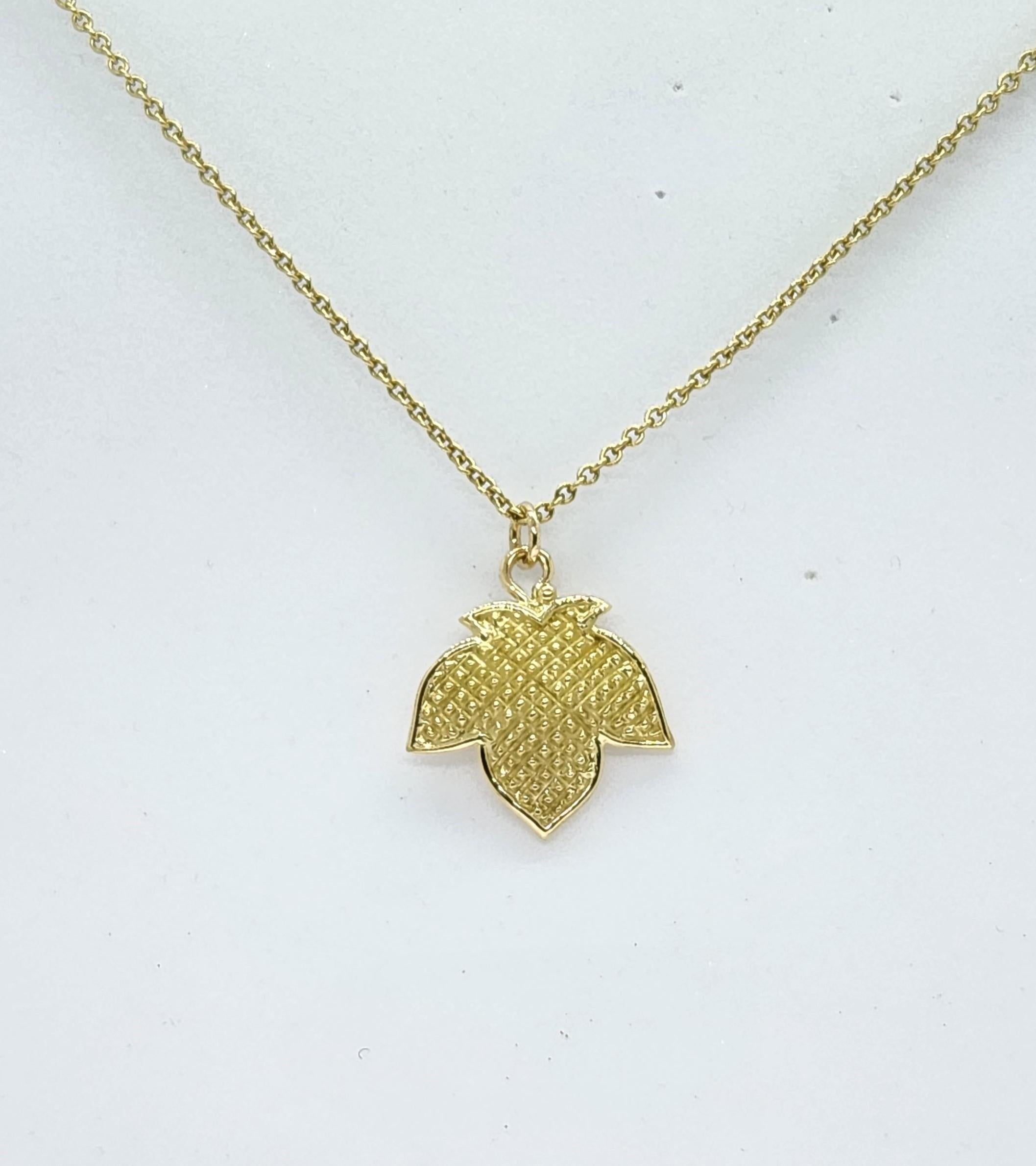 18K Green Gold Small size Maple Leaf with Beaded Texture Pendant and can Layer In New Condition For Sale In Rutherford, NJ
