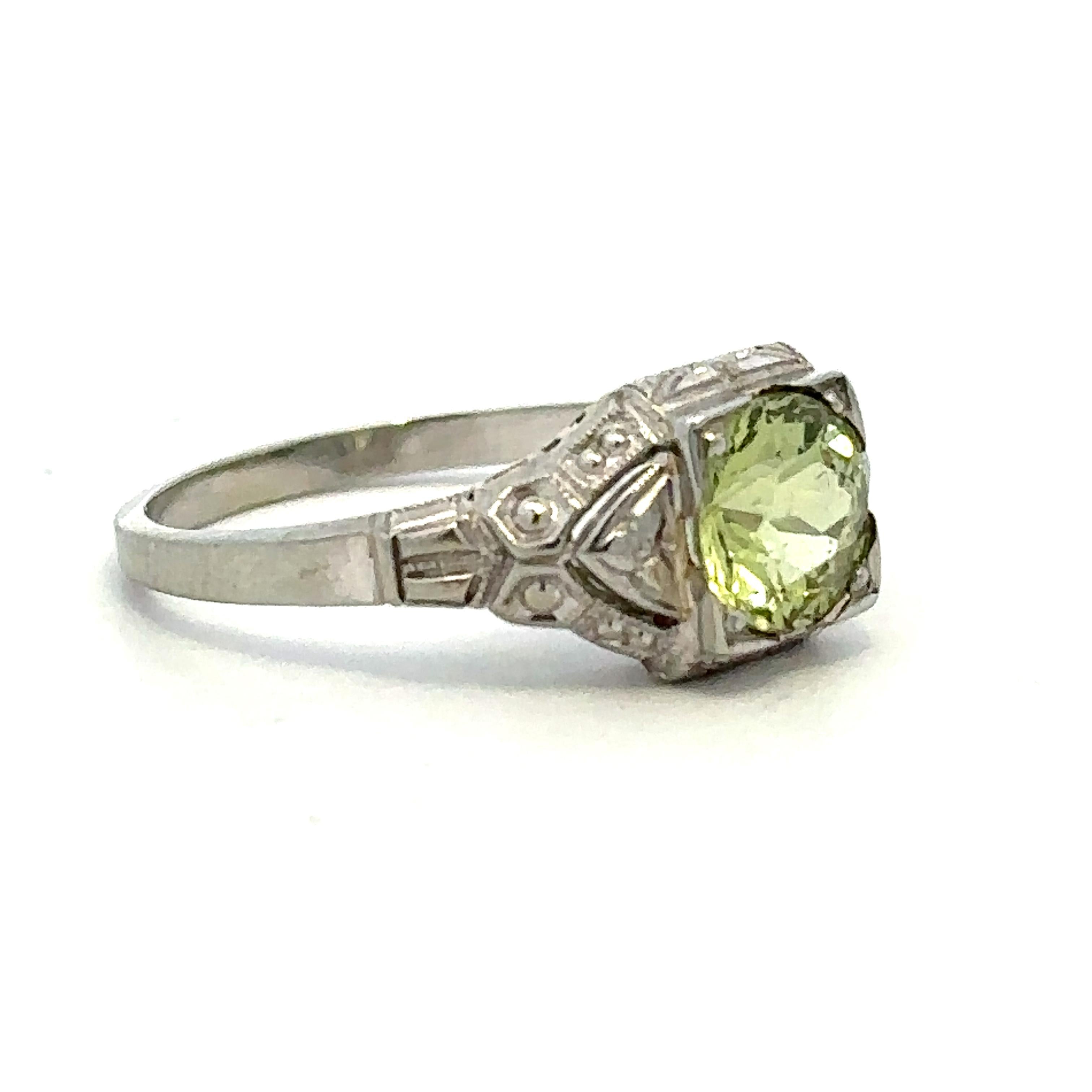 Round Cut 18k Green Sapphire Ring For Sale