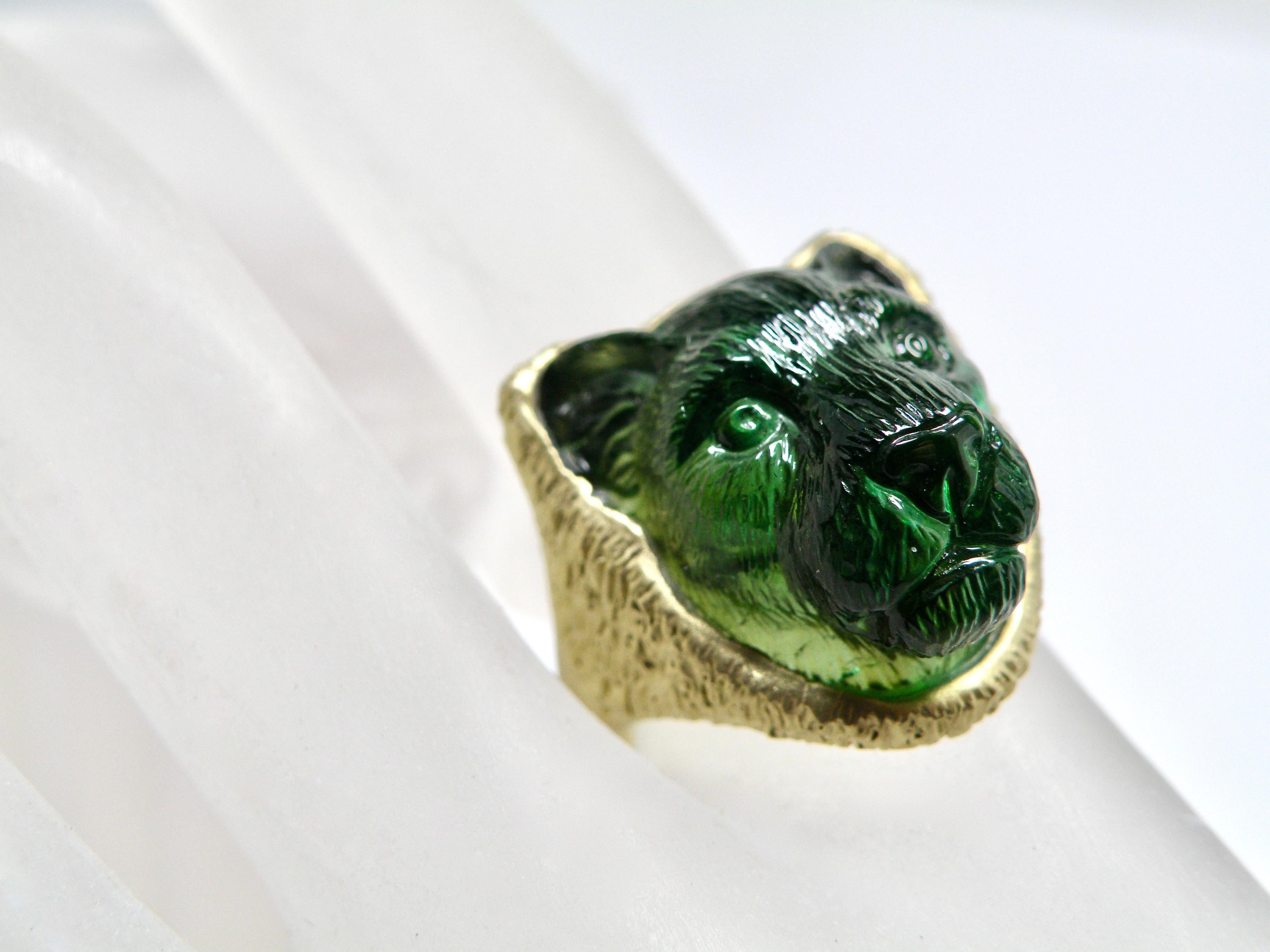 unisex-Ring aus 18 Karat Gold mit grünem Turmalin-Löwenkopf, geschnitzt von Meister Idar Obestein.
stein3/4