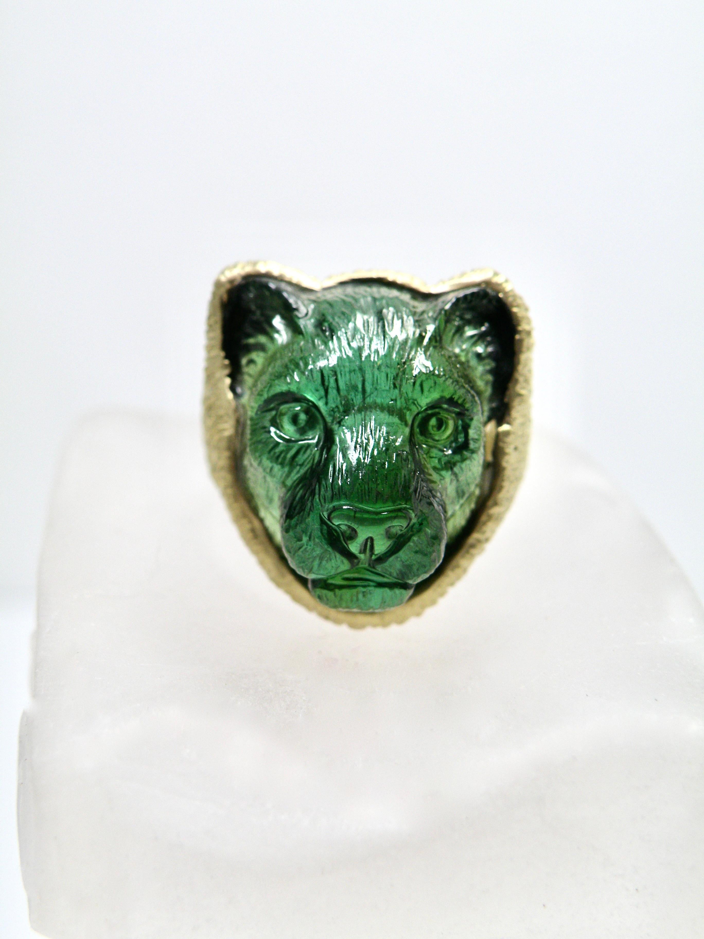 Ring mit Löwenkopf aus grünem Turmalin, 18 Karat (Cabochon) im Angebot