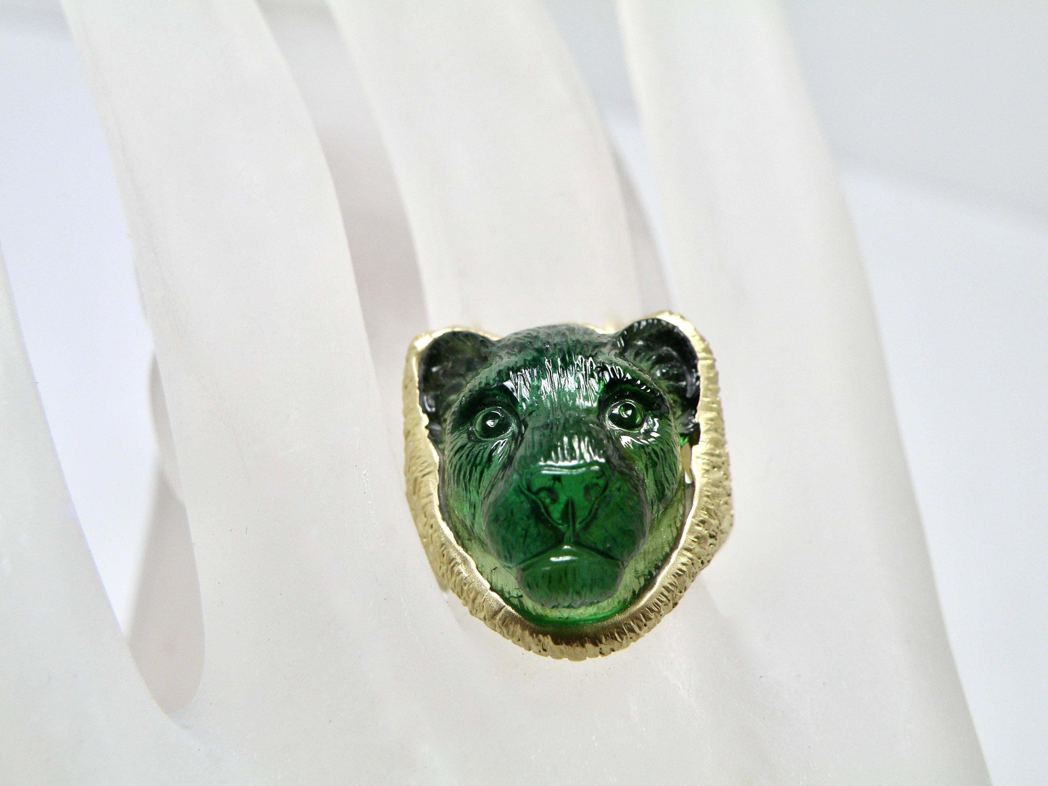 Ring mit Löwenkopf aus grünem Turmalin, 18 Karat im Zustand „Neu“ im Angebot in Cohasset, MA