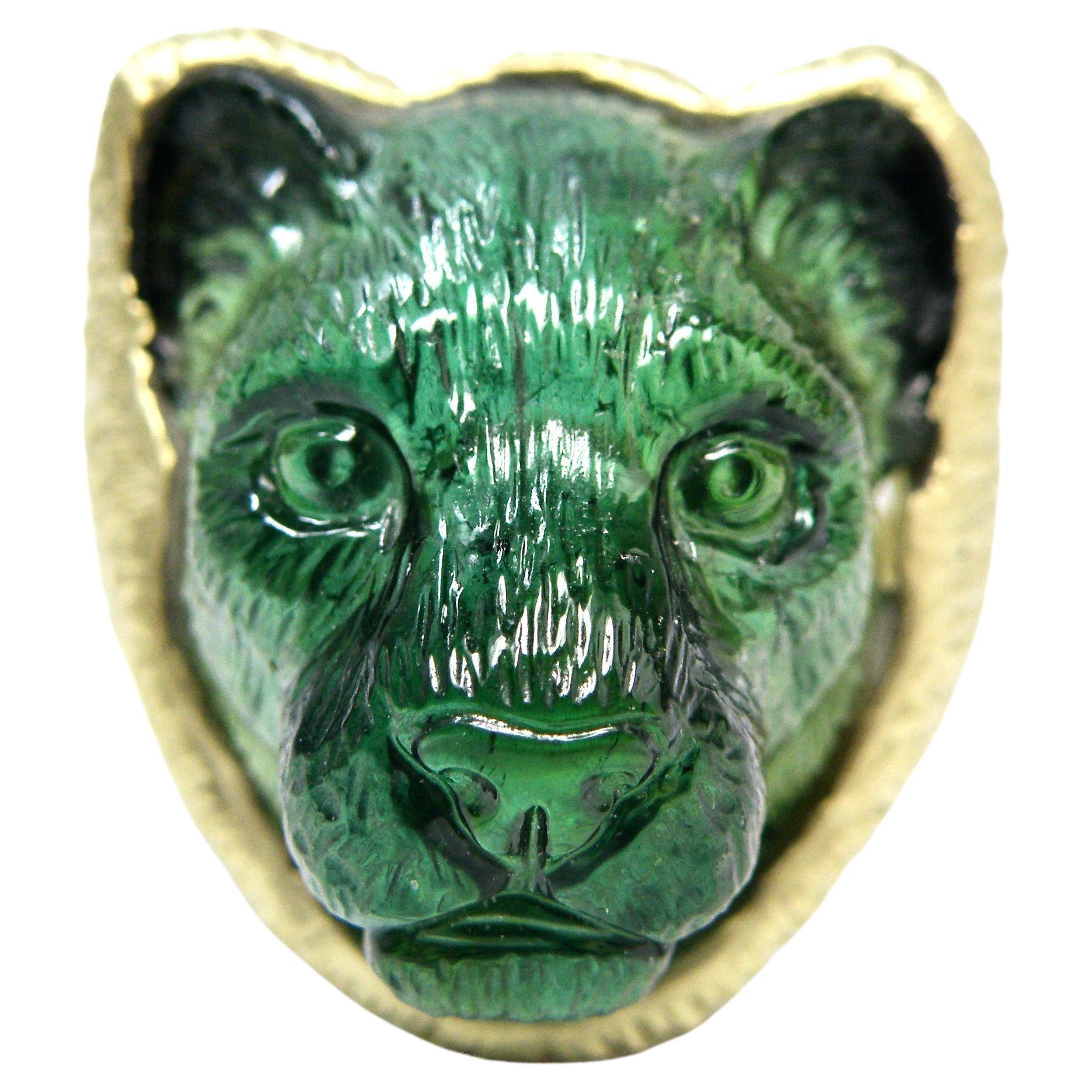 Ring mit Löwenkopf aus grünem Turmalin, 18 Karat im Angebot