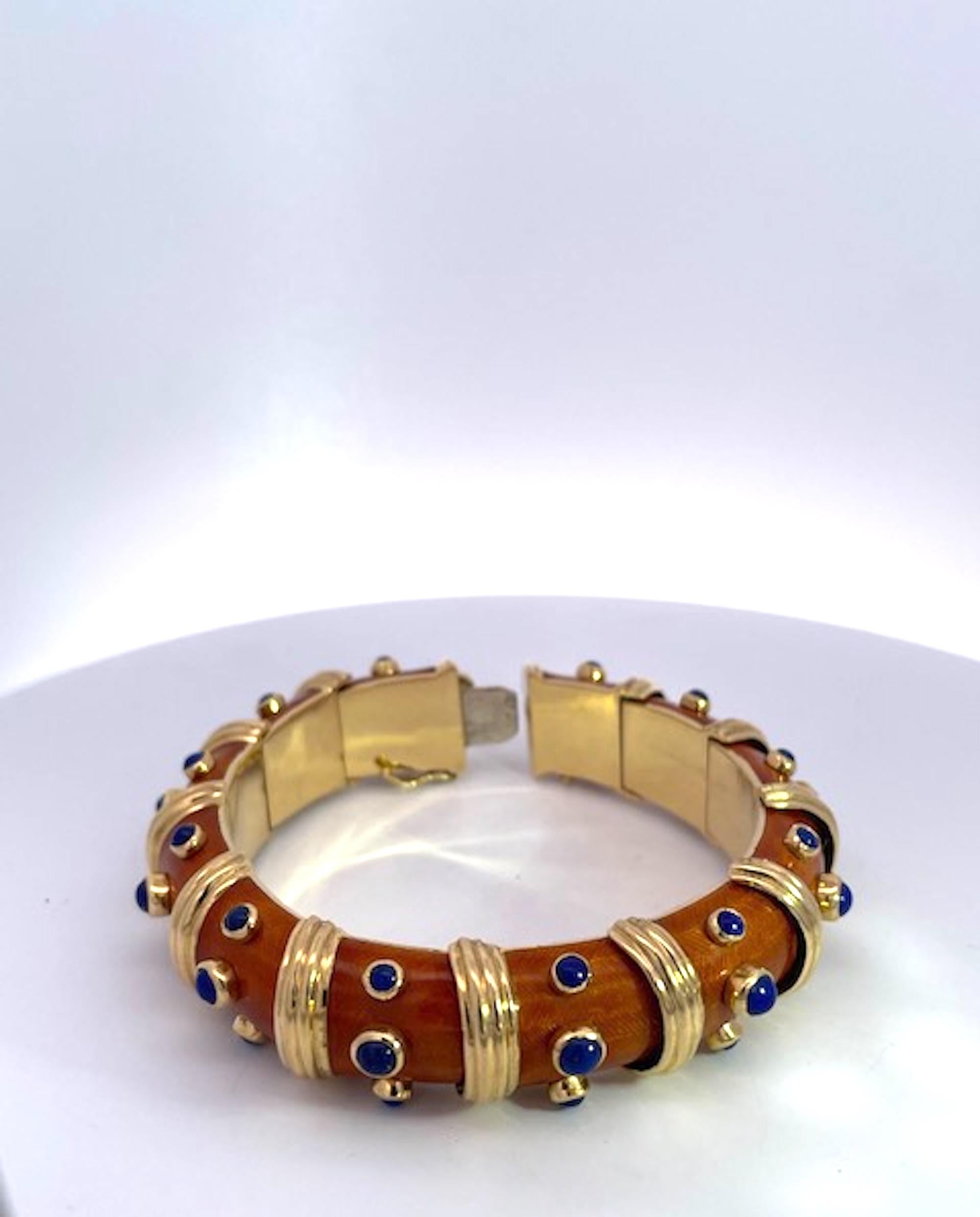 Questo bracciale smaltato è una splendida tonalità di rame con inserti di Lapis.  All'inizio ho pensato che si trattasse di un bracciale David Webb, dato che ho posseduto gli inserti originali in rame e lapis.  Ho posseduto anche il modello con