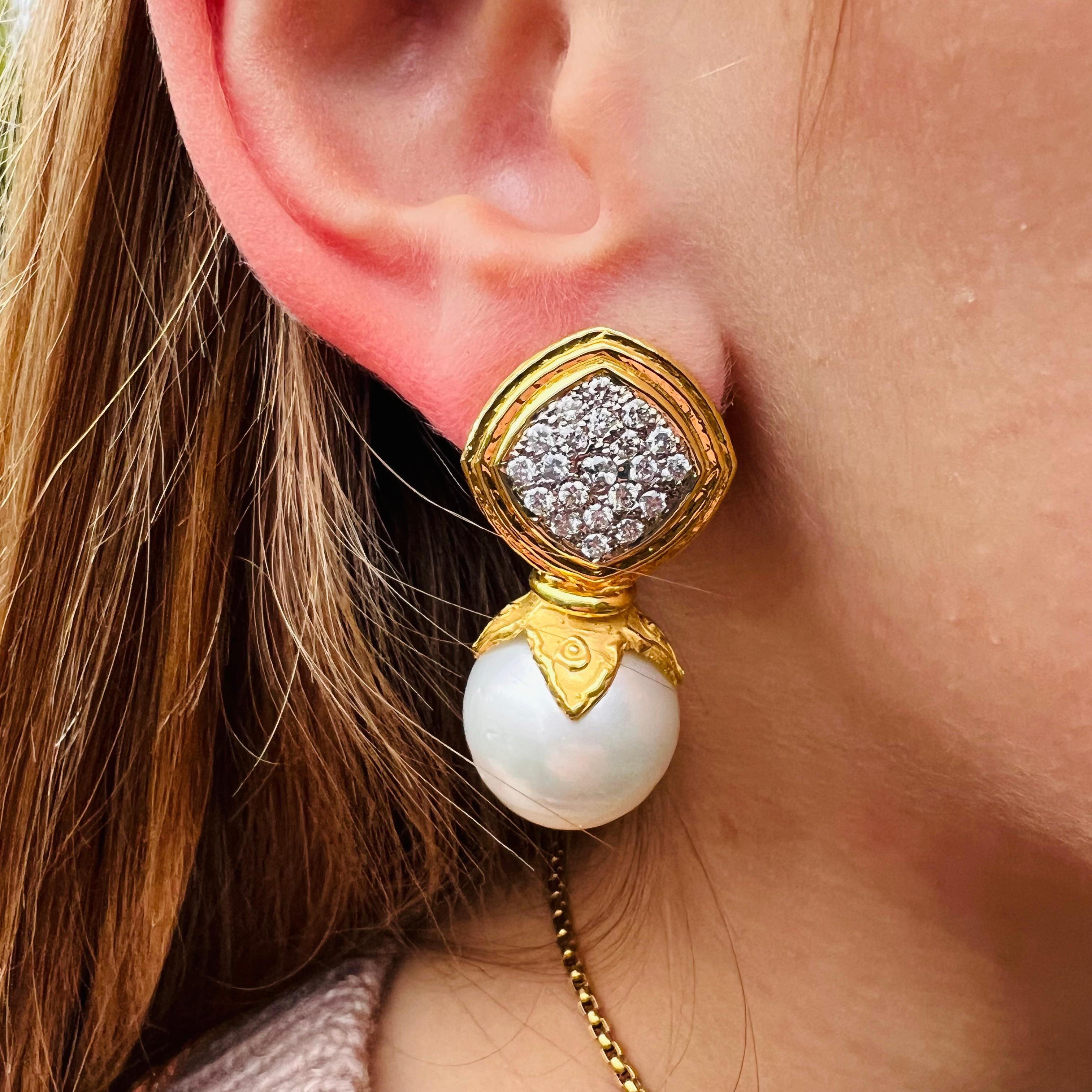 Un gioiello chic come pochi! Questi orecchini con perle e diamanti in oro giallo 18 carati presentano un paio di raffinate perle dei Mari del Sud sospese da un design di diamanti e foglie d'oro. Le perle coltivate dei Mari del Sud misurano 17,4 mm e