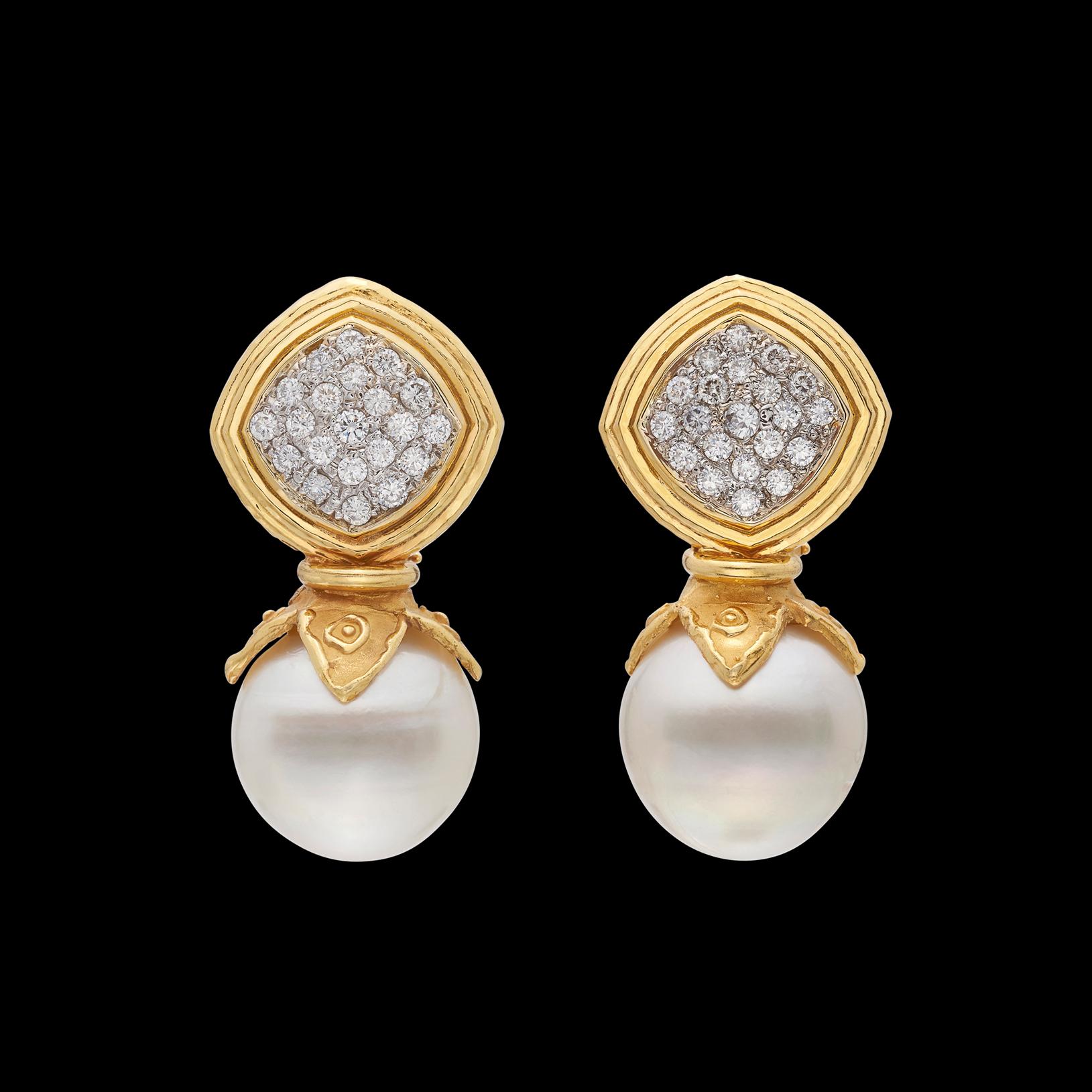 Taglio rotondo Orecchini con perle e diamanti in oro martellato 18k in vendita