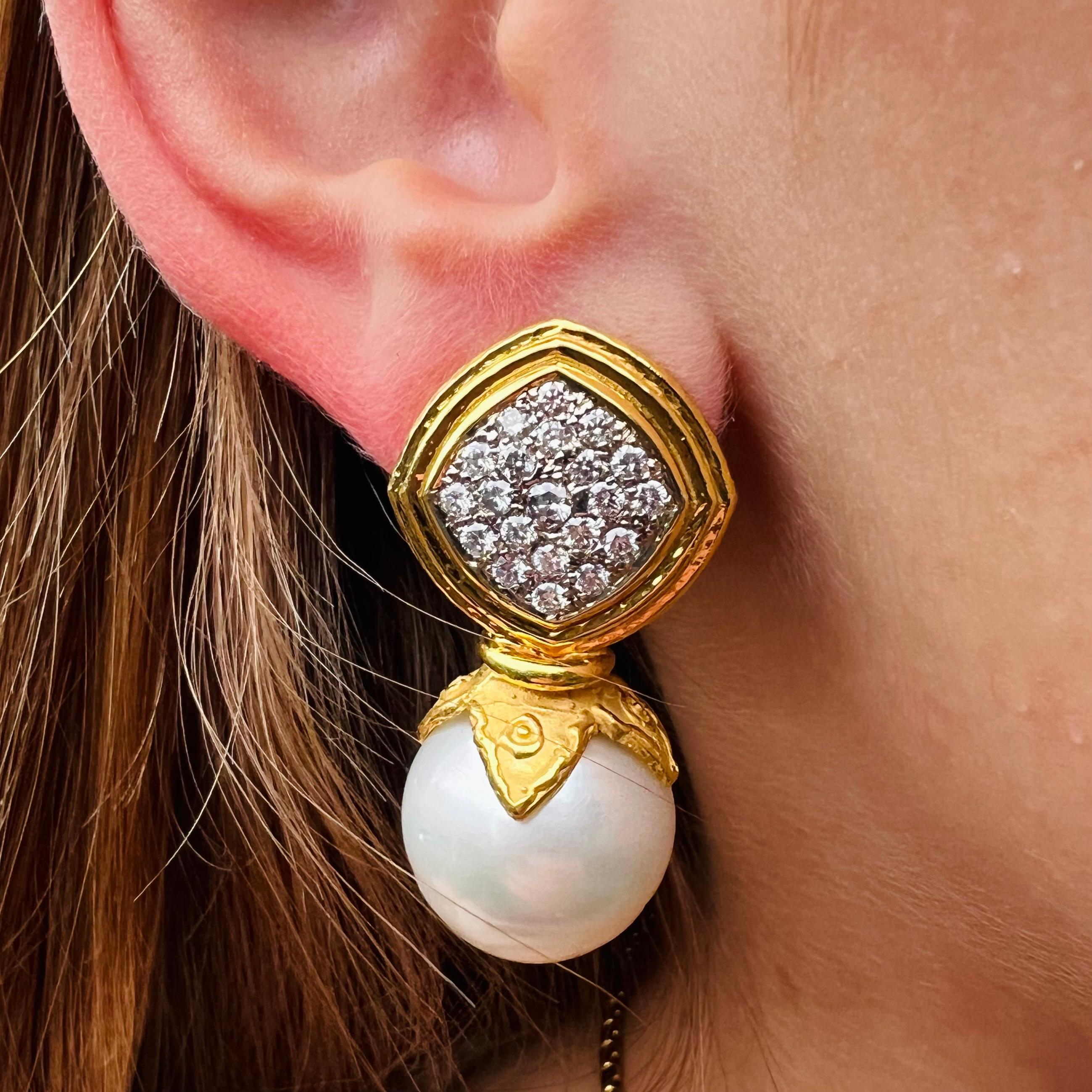 Orecchini con perle e diamanti in oro martellato 18k In condizioni ottime in vendita a San Francisco, CA