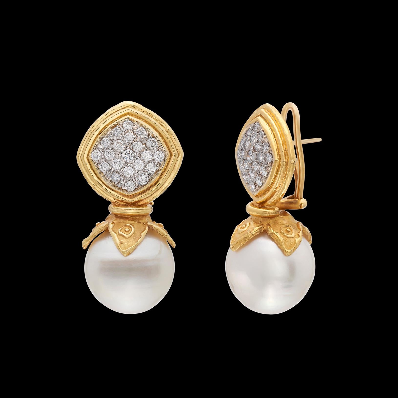 Donna Orecchini con perle e diamanti in oro martellato 18k in vendita