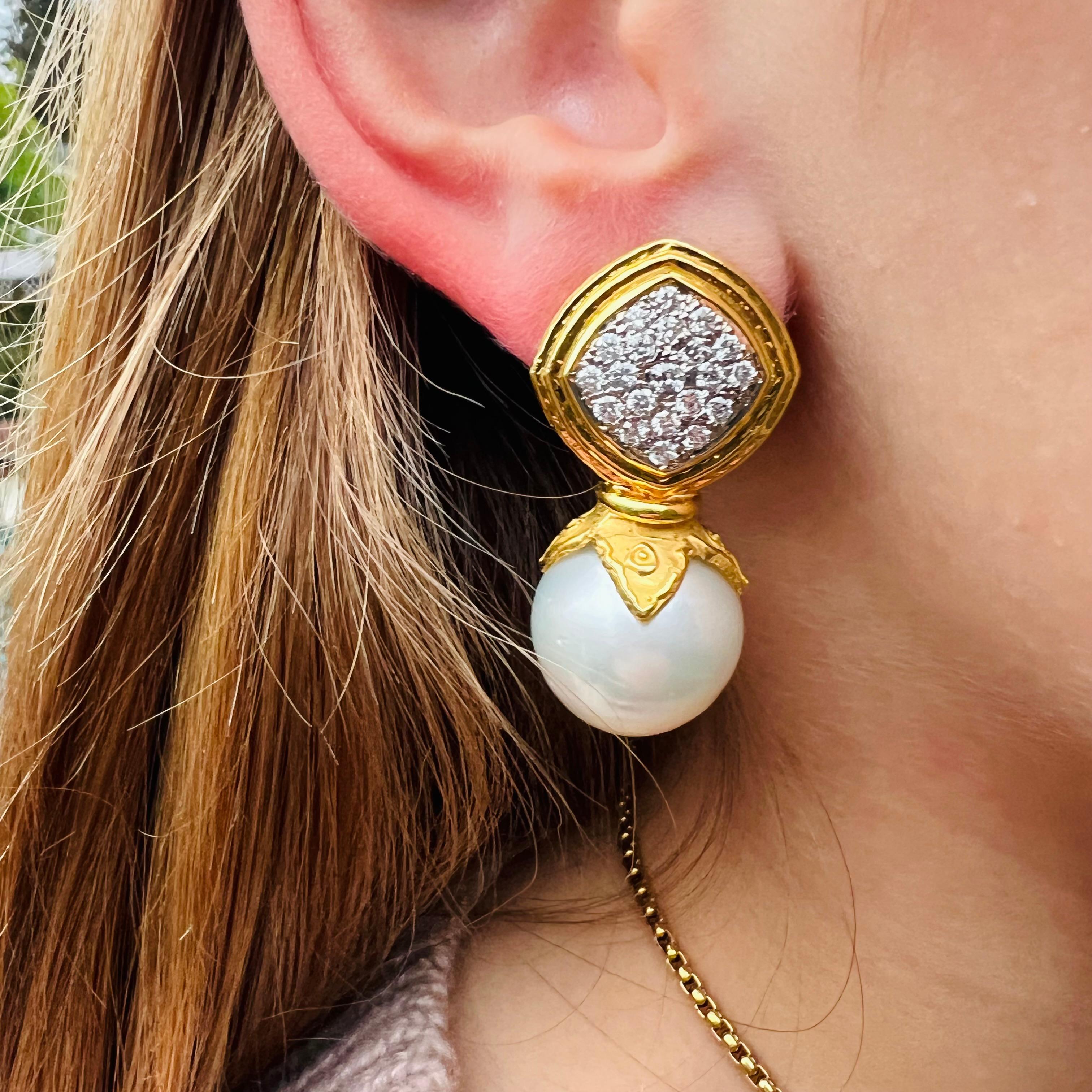 Orecchini con perle e diamanti in oro martellato 18k in vendita 1