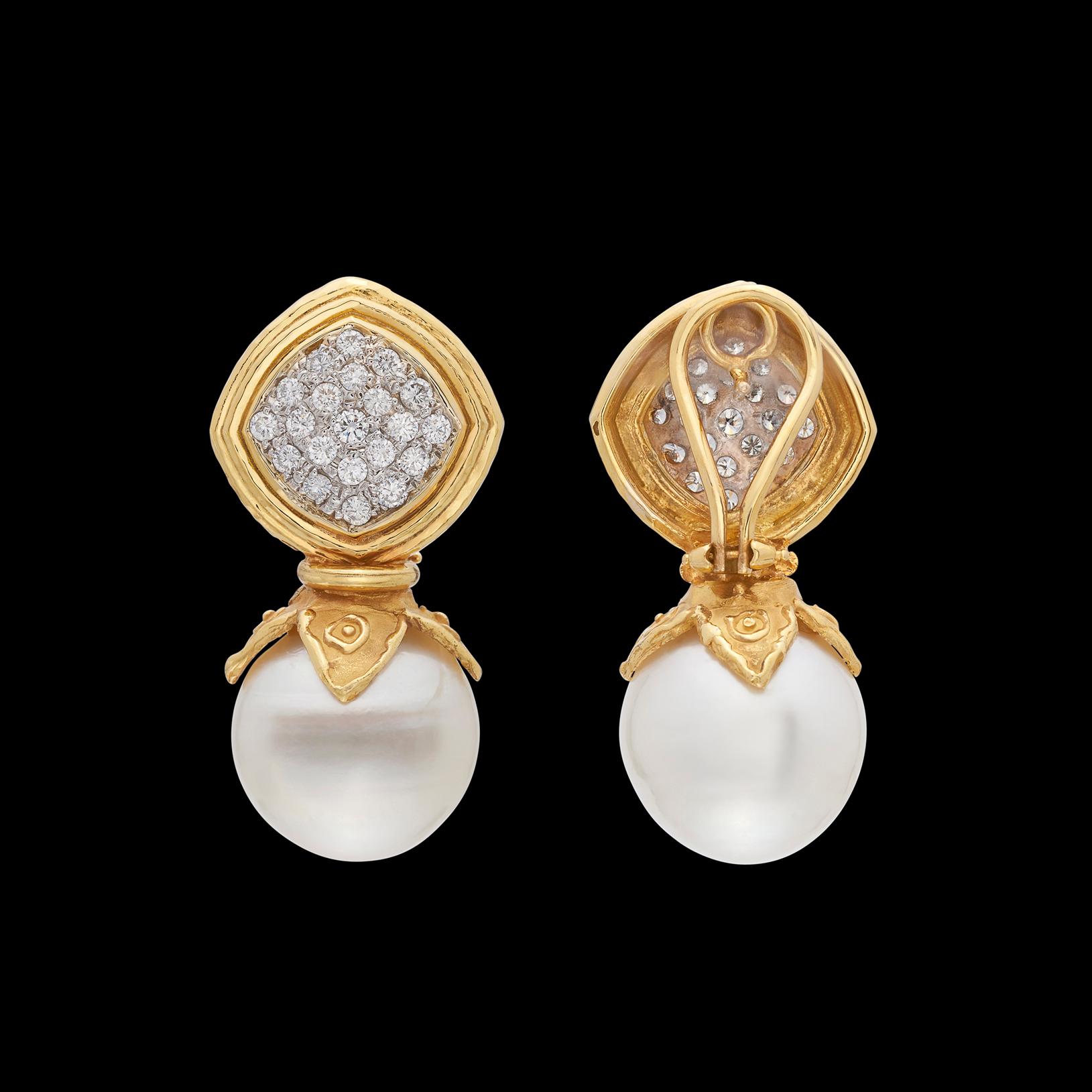Orecchini con perle e diamanti in oro martellato 18k in vendita 2