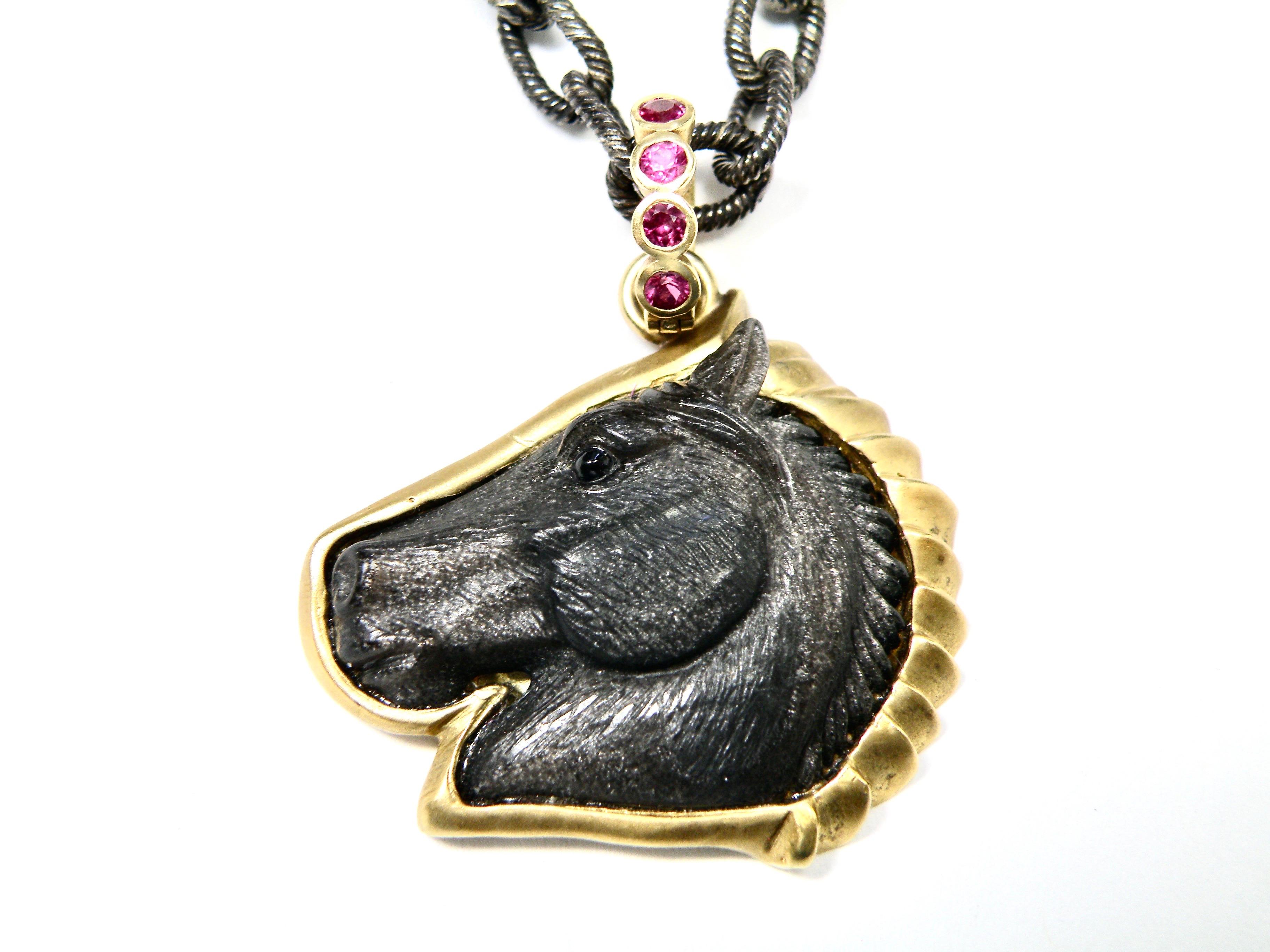 Pendentif cheval en onyx 18K sculpté à la main avec saphir détachable de .30ct 
28x22x5.6 